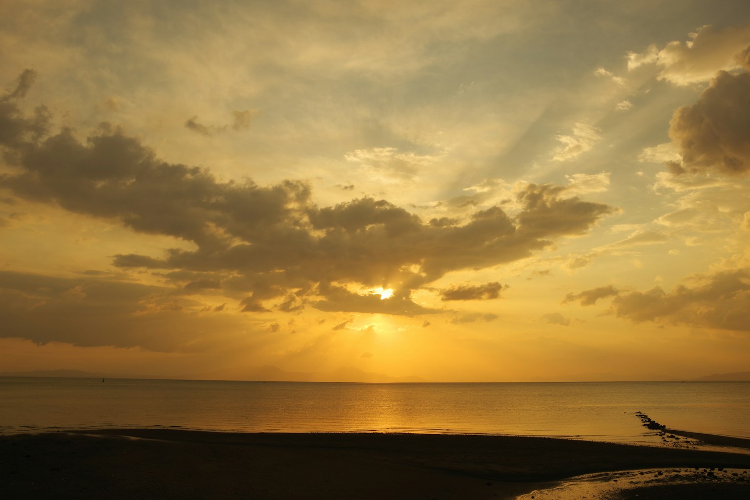 Bellissimo tramonto sull'oceano con nuvole drammatiche