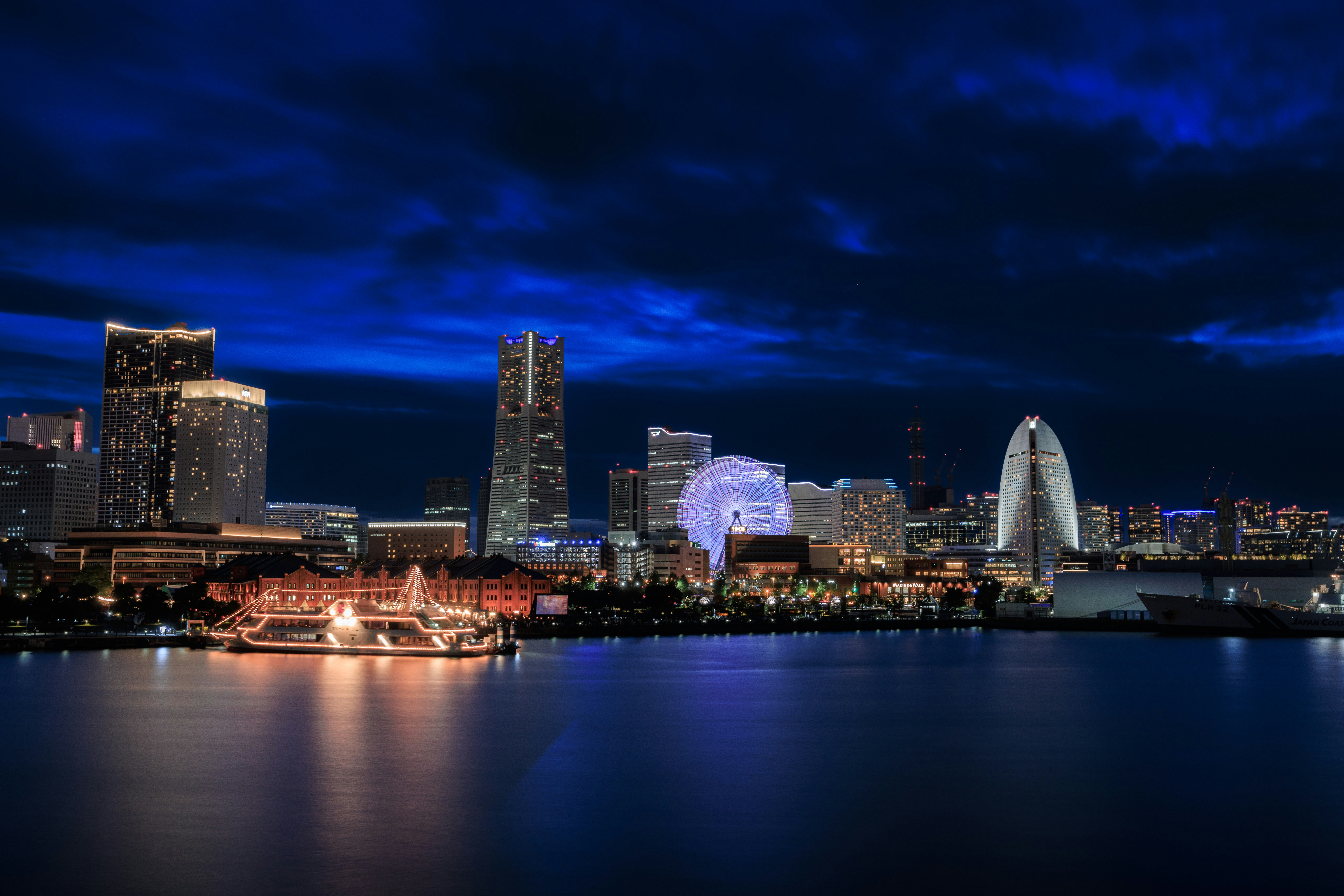 横滨港未来夜景与滨水灯光