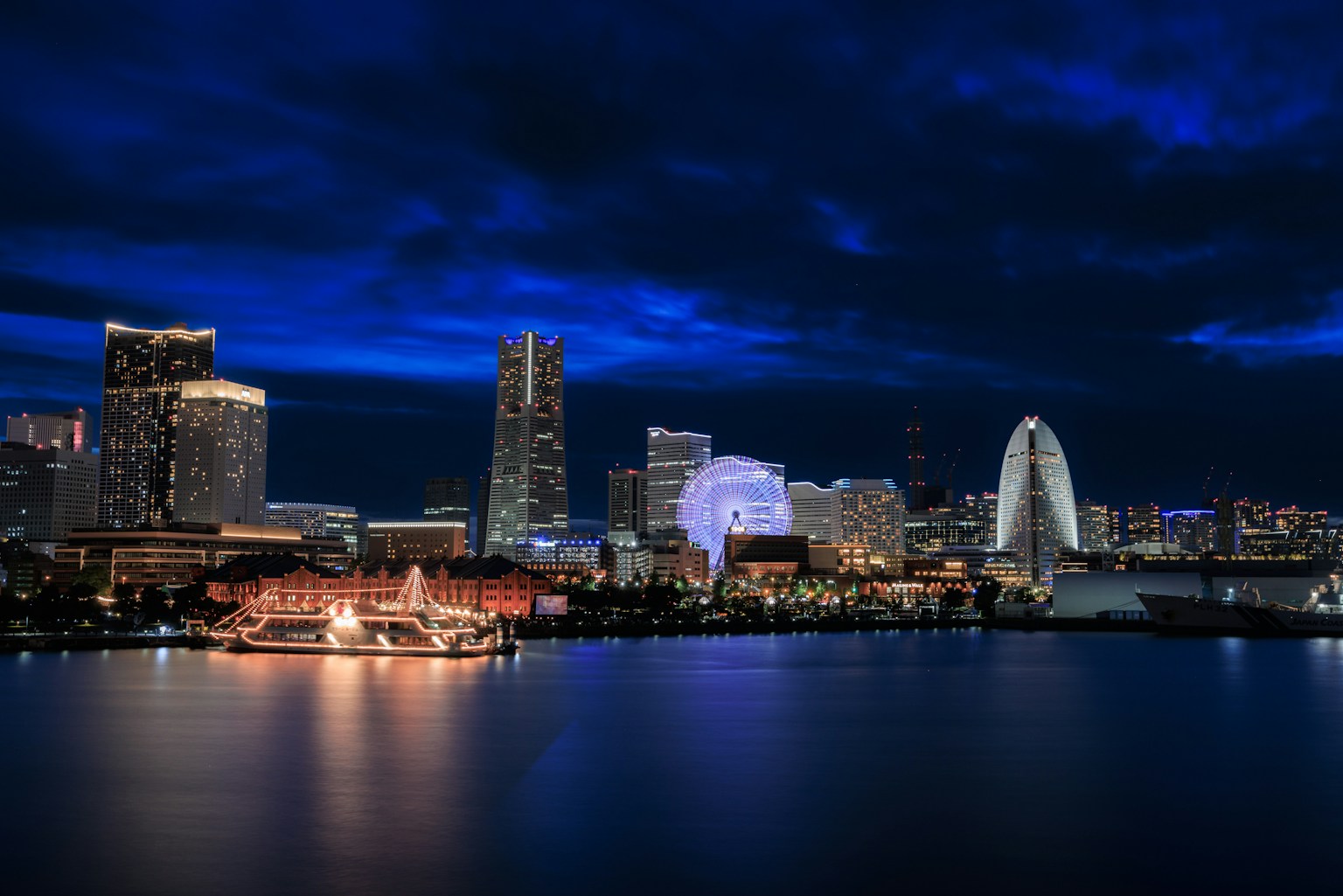 橫濱夜景壯觀的城市天際線水面倒影