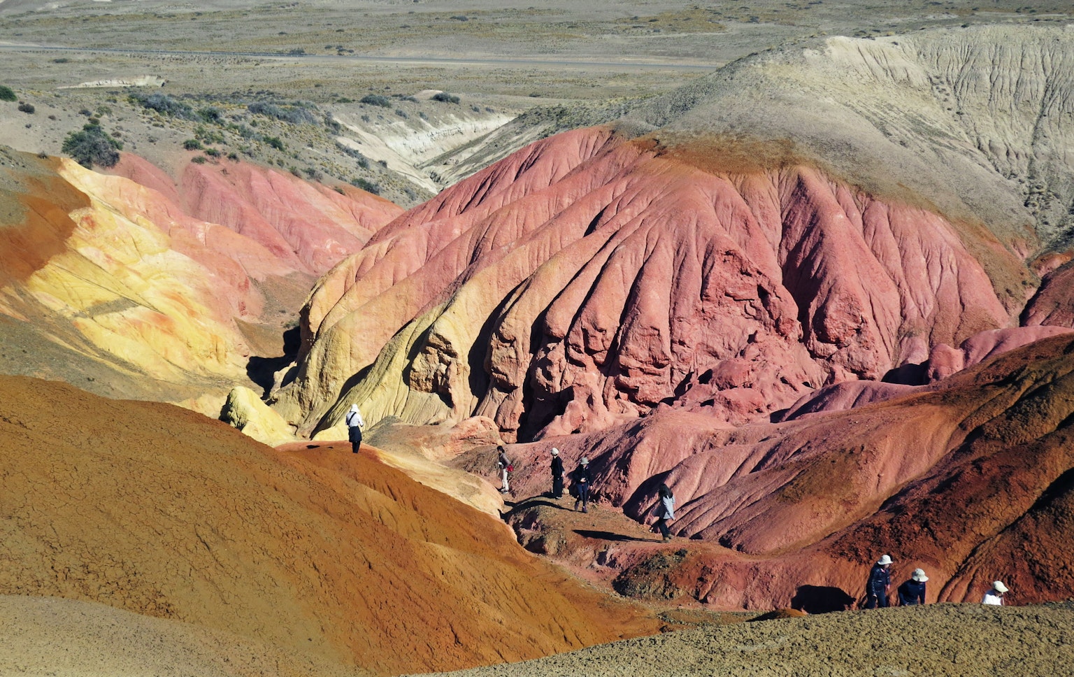 Montagnes colorées en couches avec des visiteurs