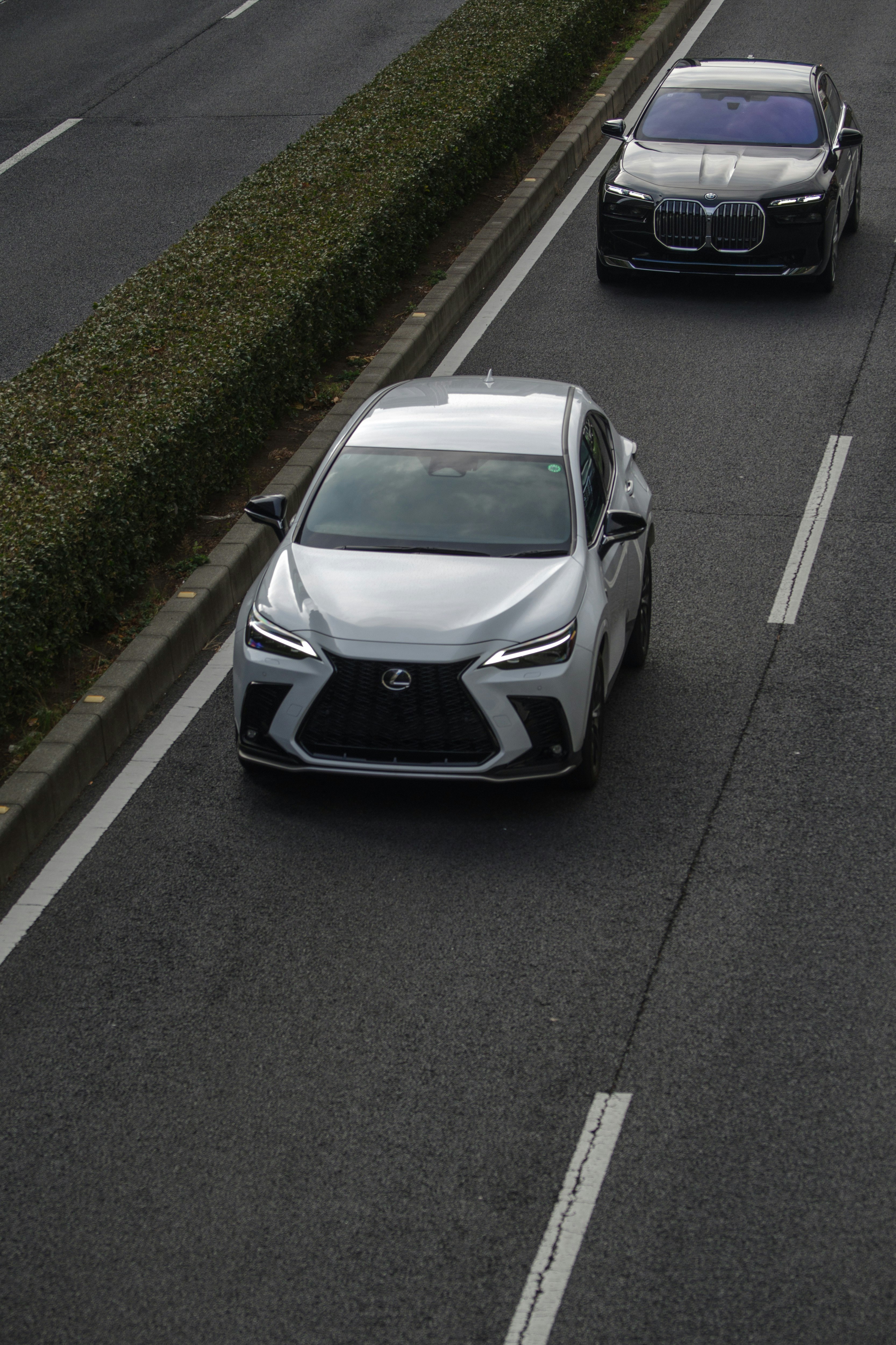Lexus et Toyota, berlines sport roulant dans des voies adjacentes
