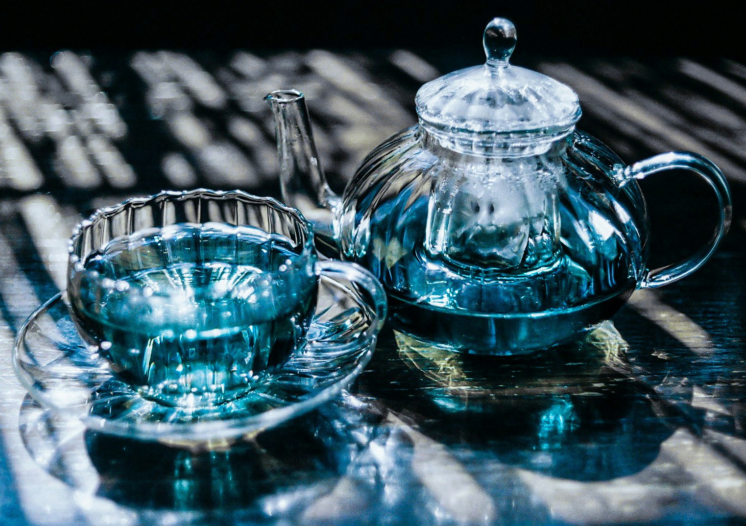 摆放着玻璃茶壶和茶杯的桌面