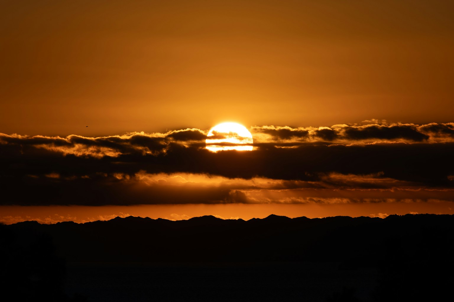 Schöner Sonnenuntergang, der hinter den Wolken auftaucht