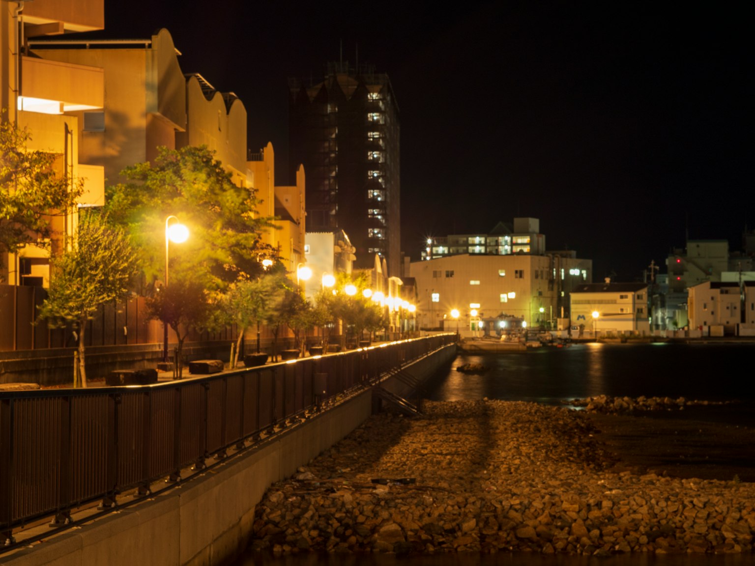夜间城市景观与河边灯光