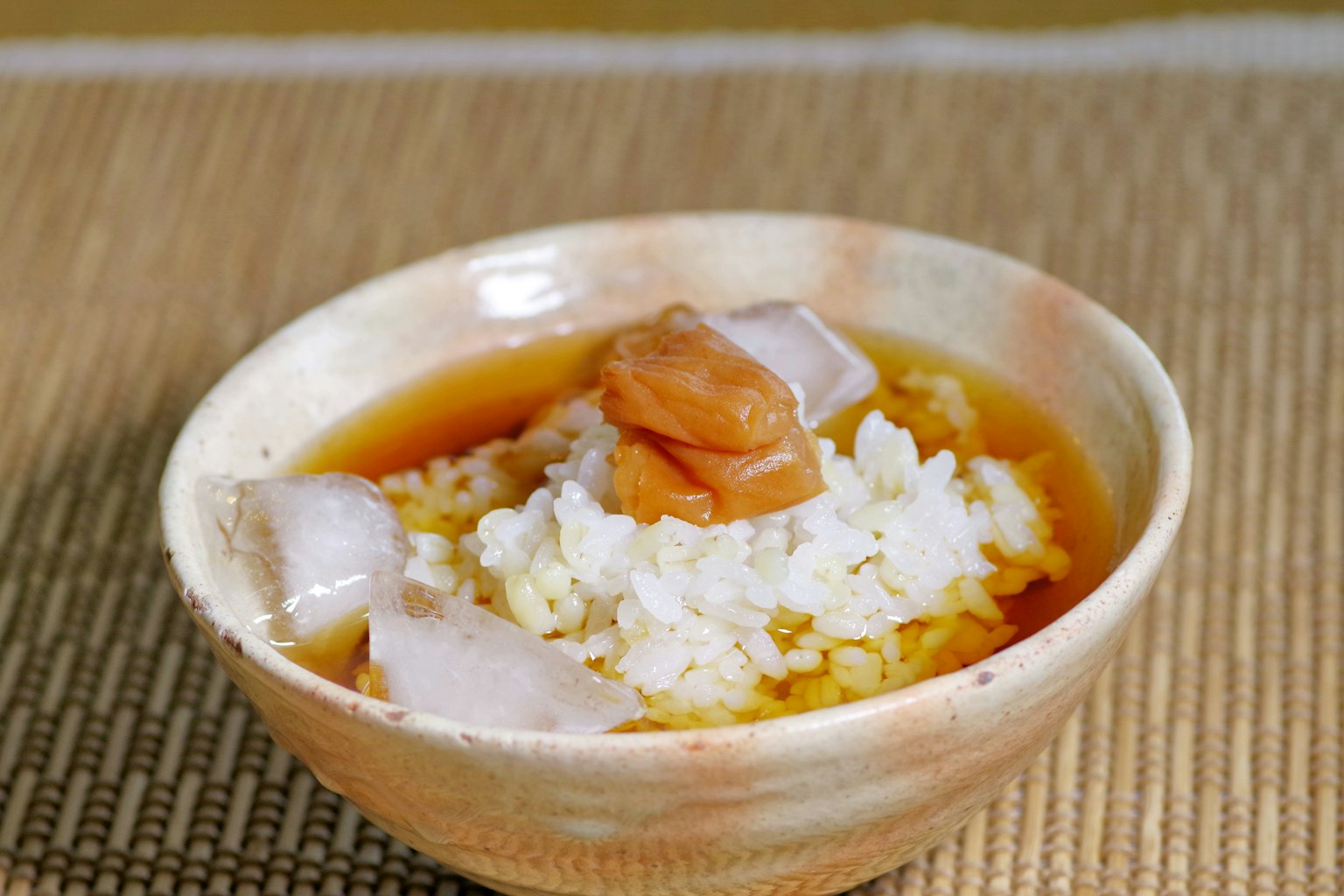 Un bol de riz garni de prunes sucrées et de bouillon