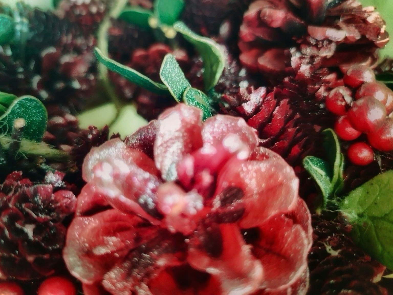 赤い花と松ぼっくりの装飾が特徴的な画像