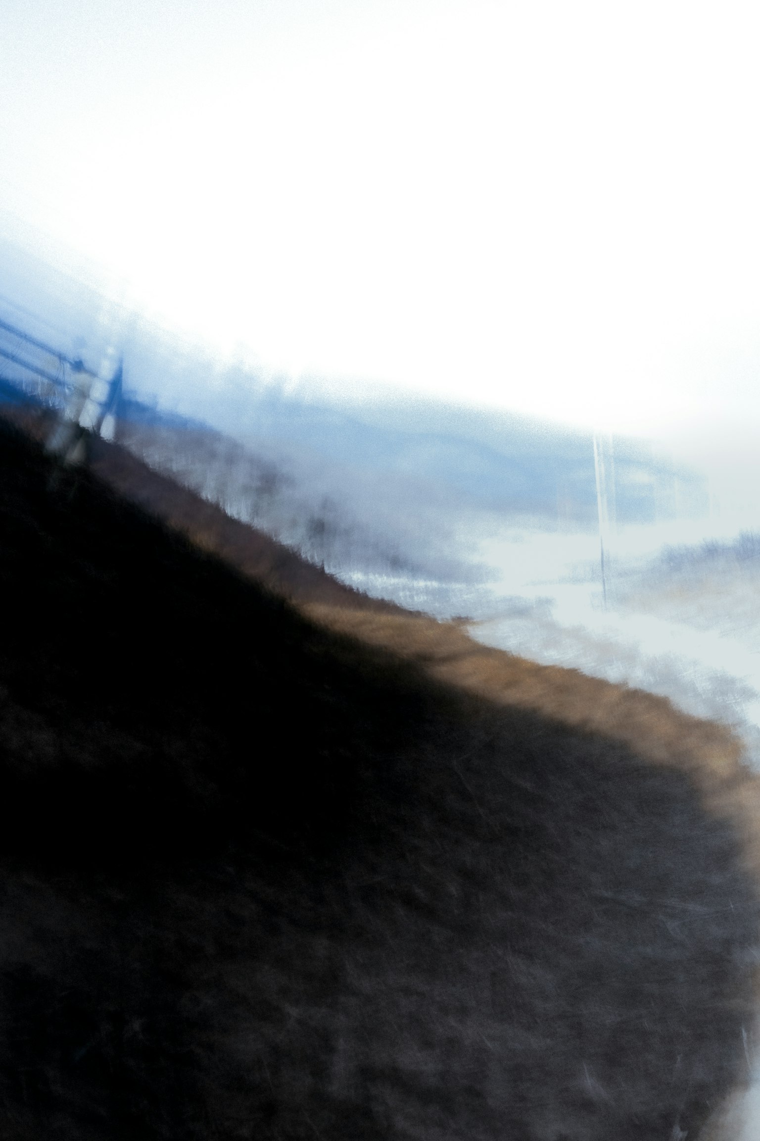 Verschwommene Landschaftsfoto mit nebligen Linien und Farben