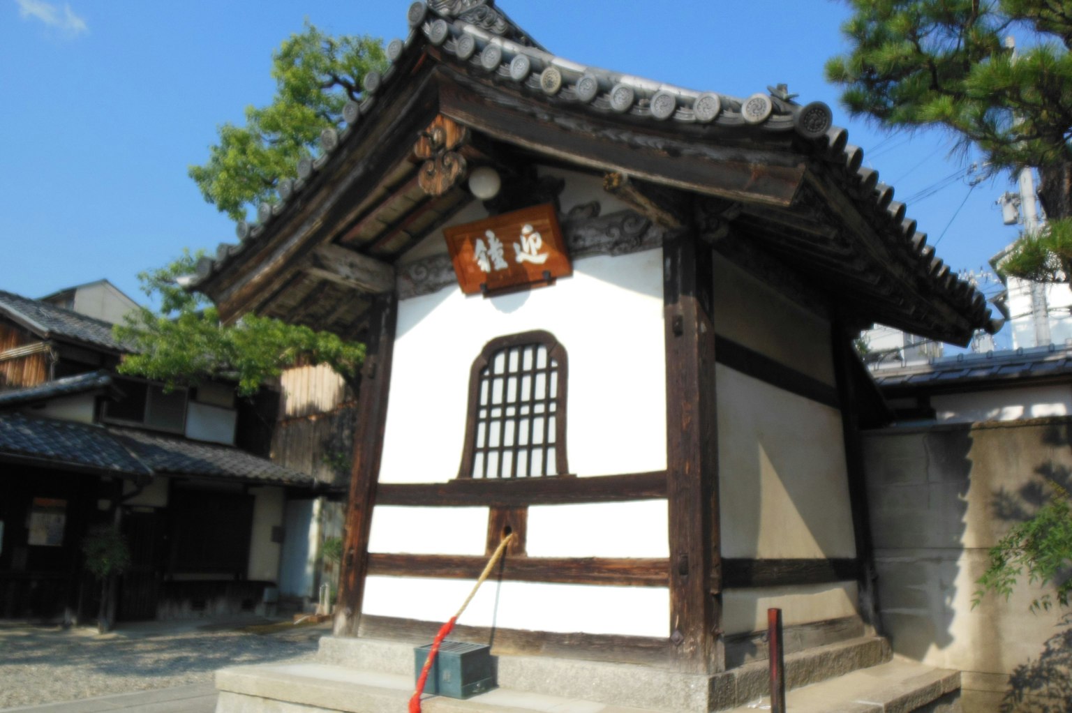 传统日本建筑，白色墙壁和木质框架
