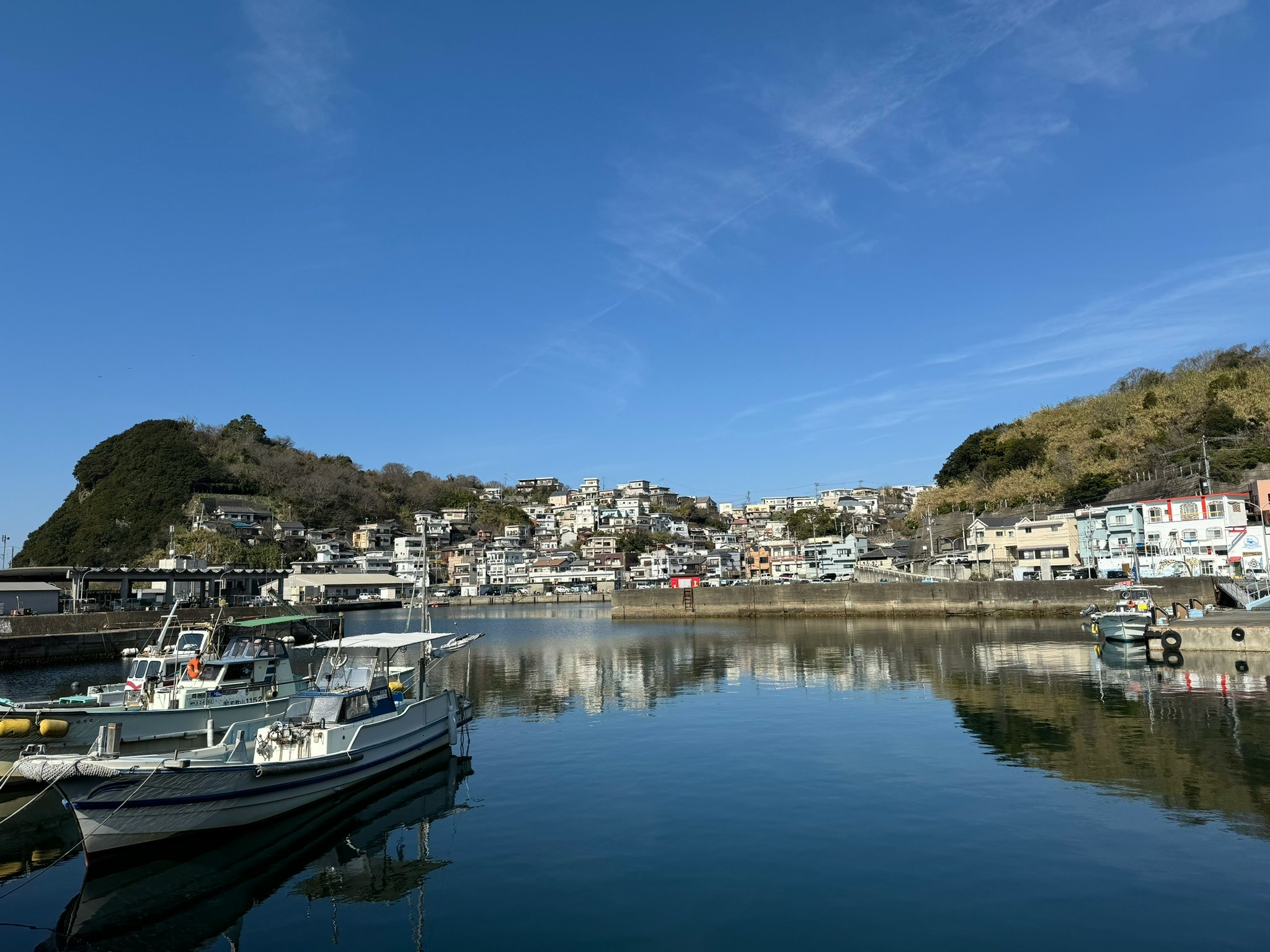 和歌山県雑賀崎の漁港と海沿いの町並み