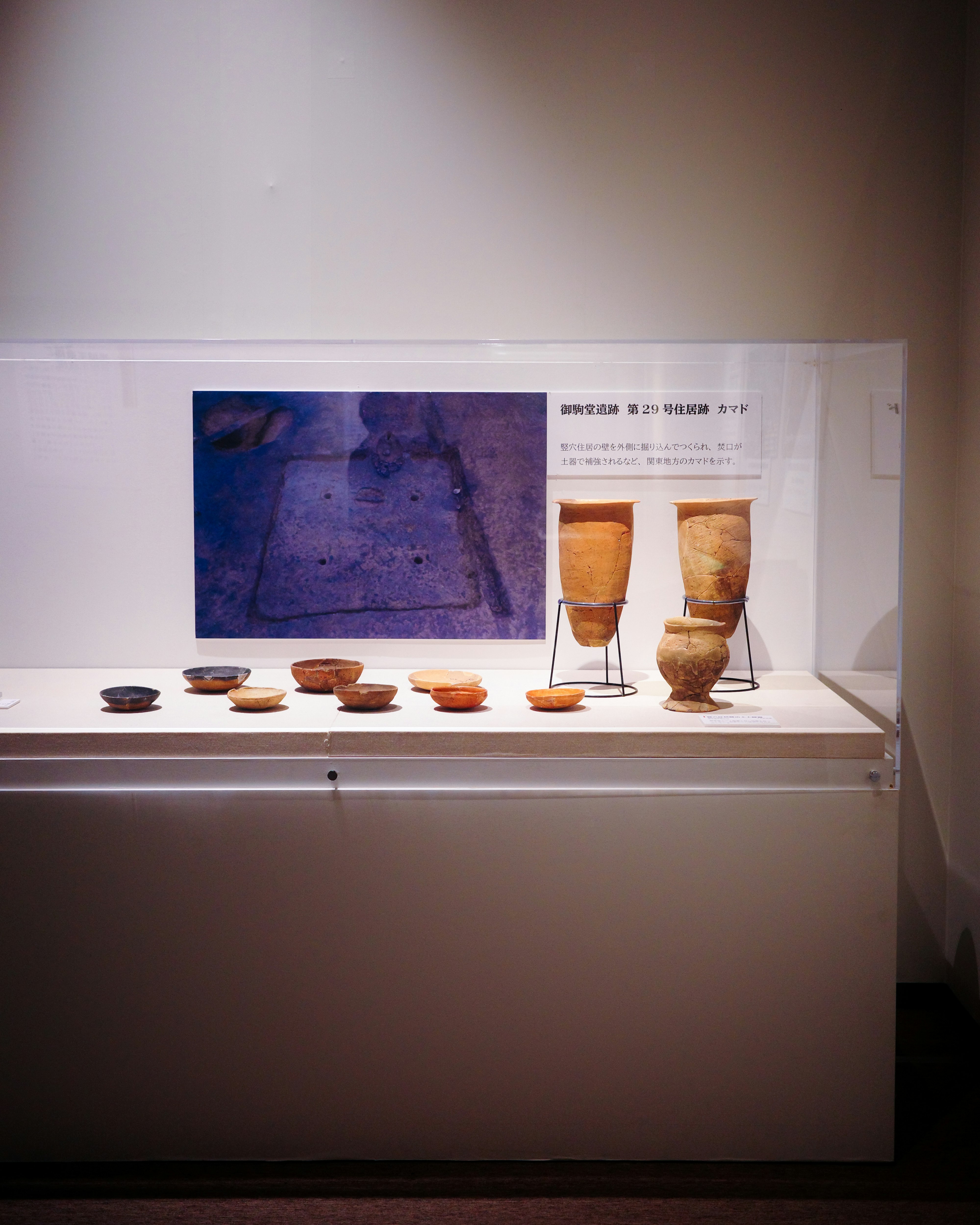 展示ケースに並ぶ古代の壺や杯の遺物