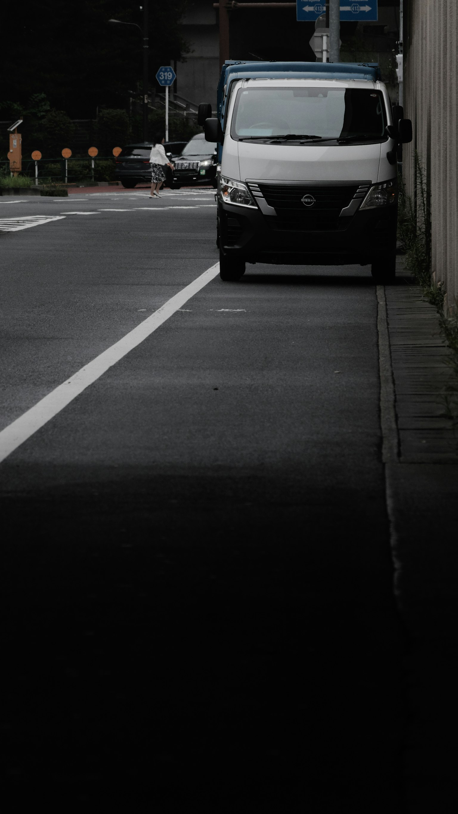 Mobil van putih diparkir di lorong gelap
