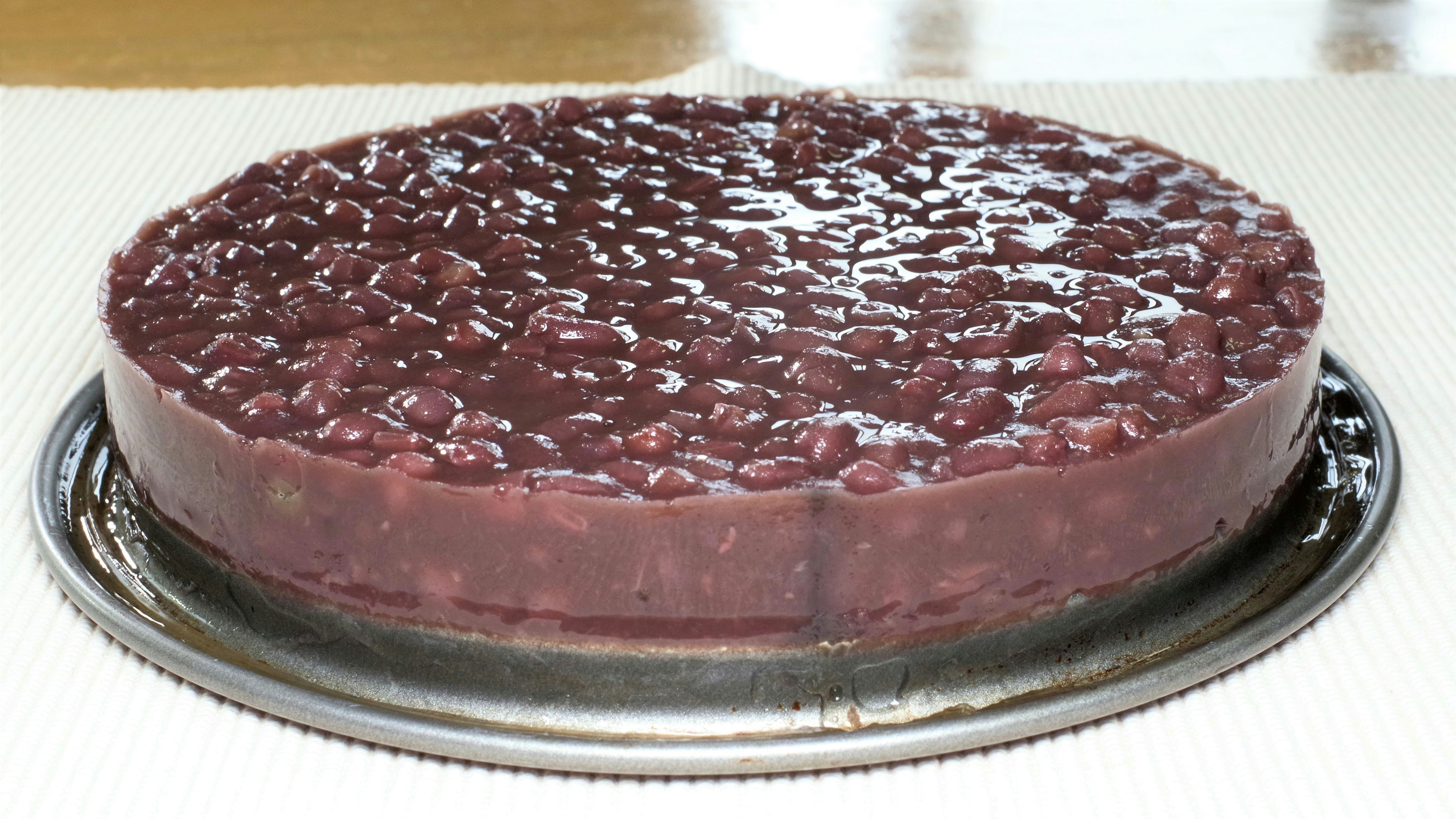 チョコレートケーキの表面にツヤのあるガナッシュ