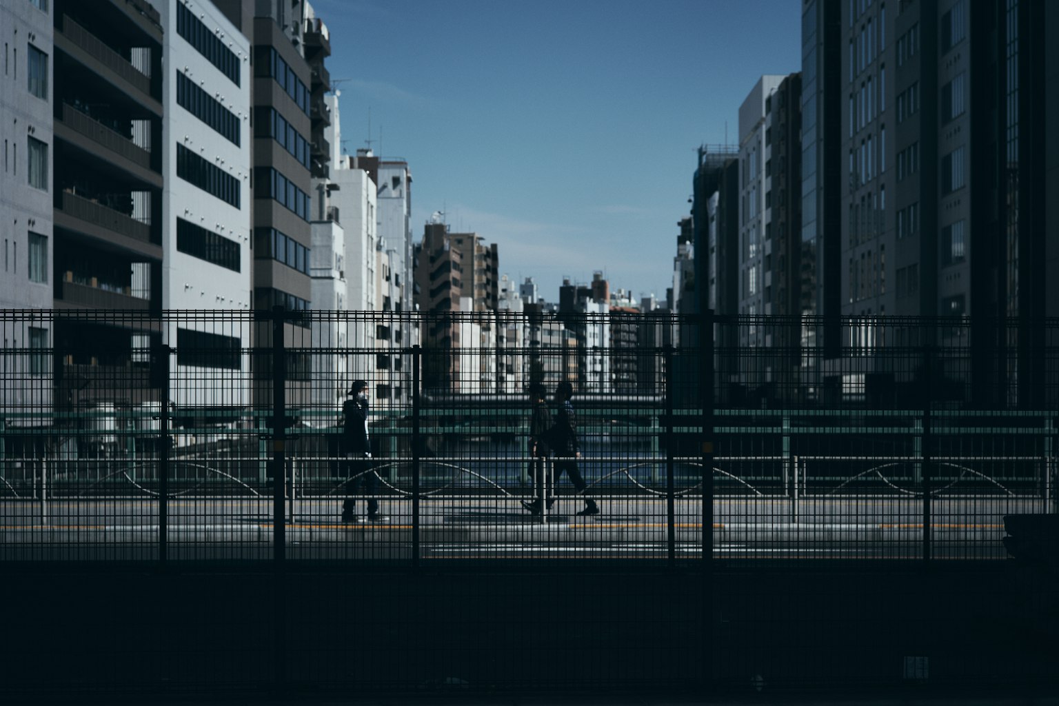 城市风景中有人走动