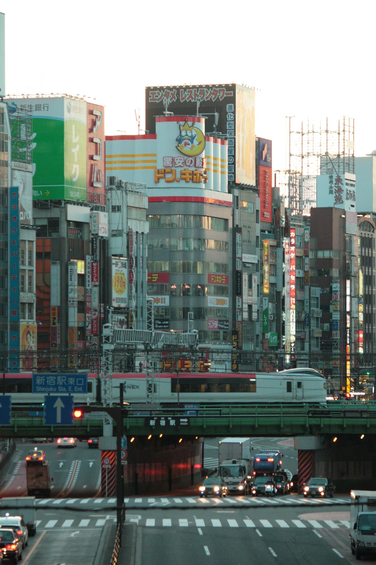 Stadtlandschaft von Tokio mit Gebäuden und Straße