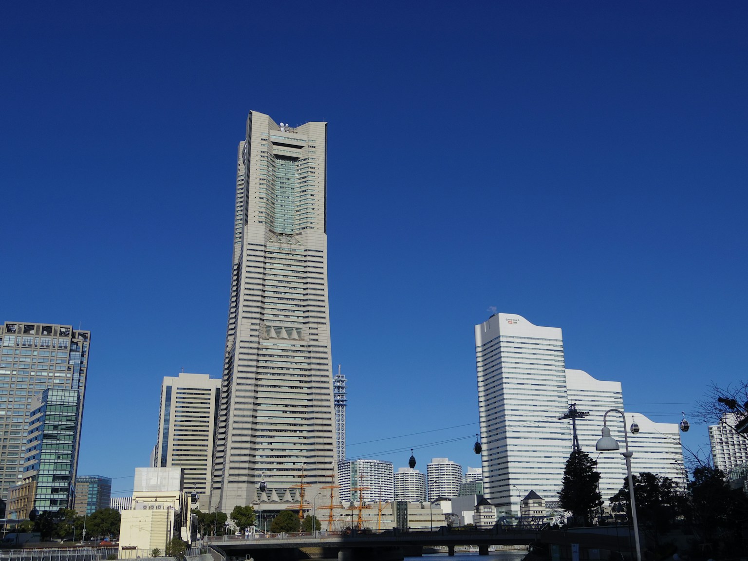 Torre Landmark di Yokohama che si erge sotto un cielo blu chiaro