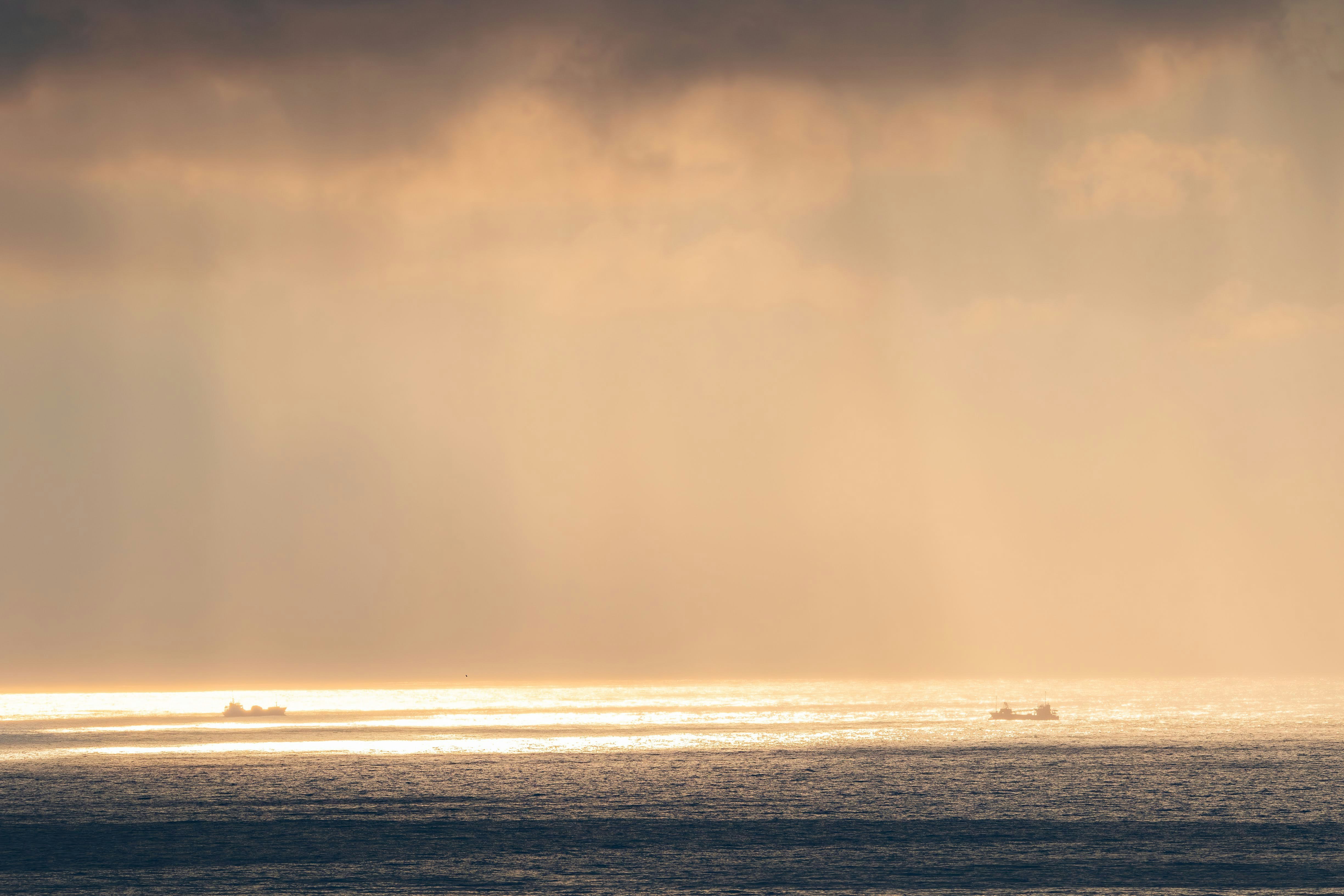 océan à perte de vue avec un ciel matinal brumeux