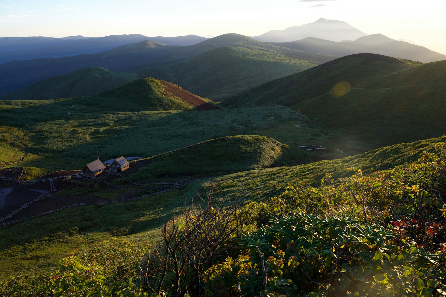 美麗的山地風景 綠色丘陵和遠處的山脈