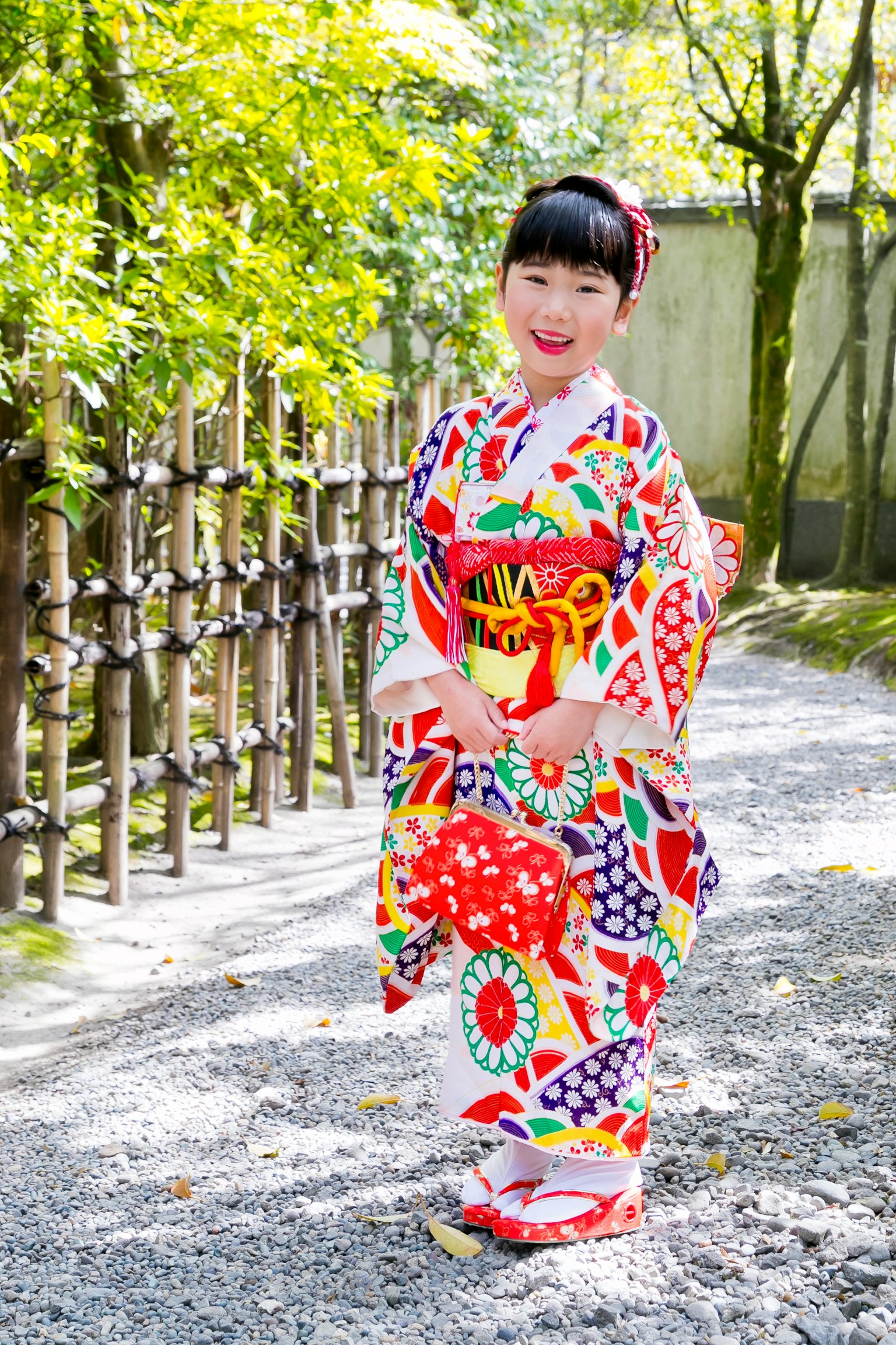 穿着五彩斑斓和服的孩子在花园里微笑