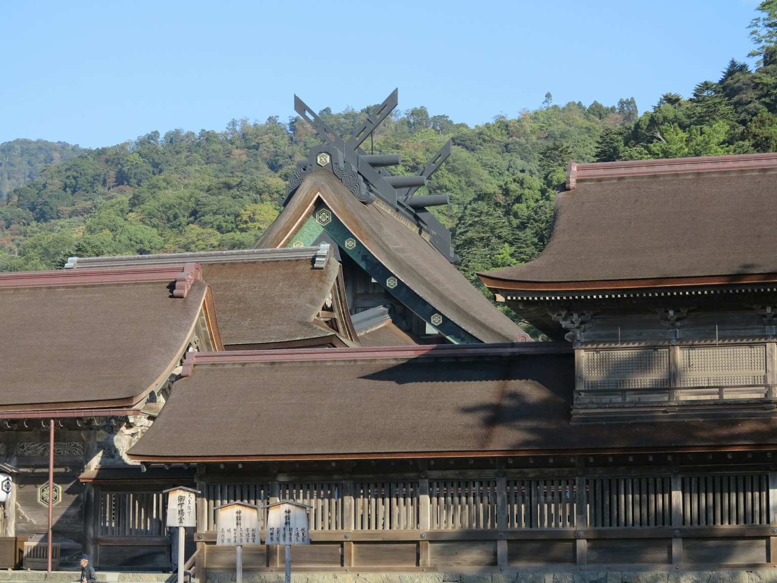 傳統日本建築與獨特屋頂背景的綠色山丘