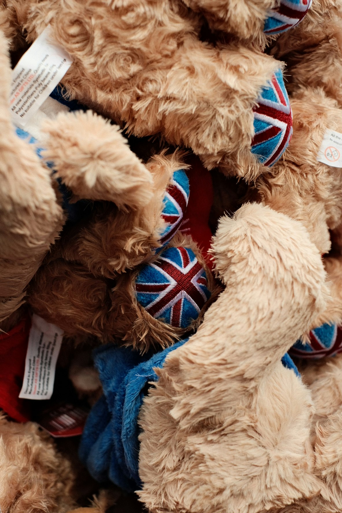 Assortiment de peluches à la fourrure duveteuse et étiquettes visibles