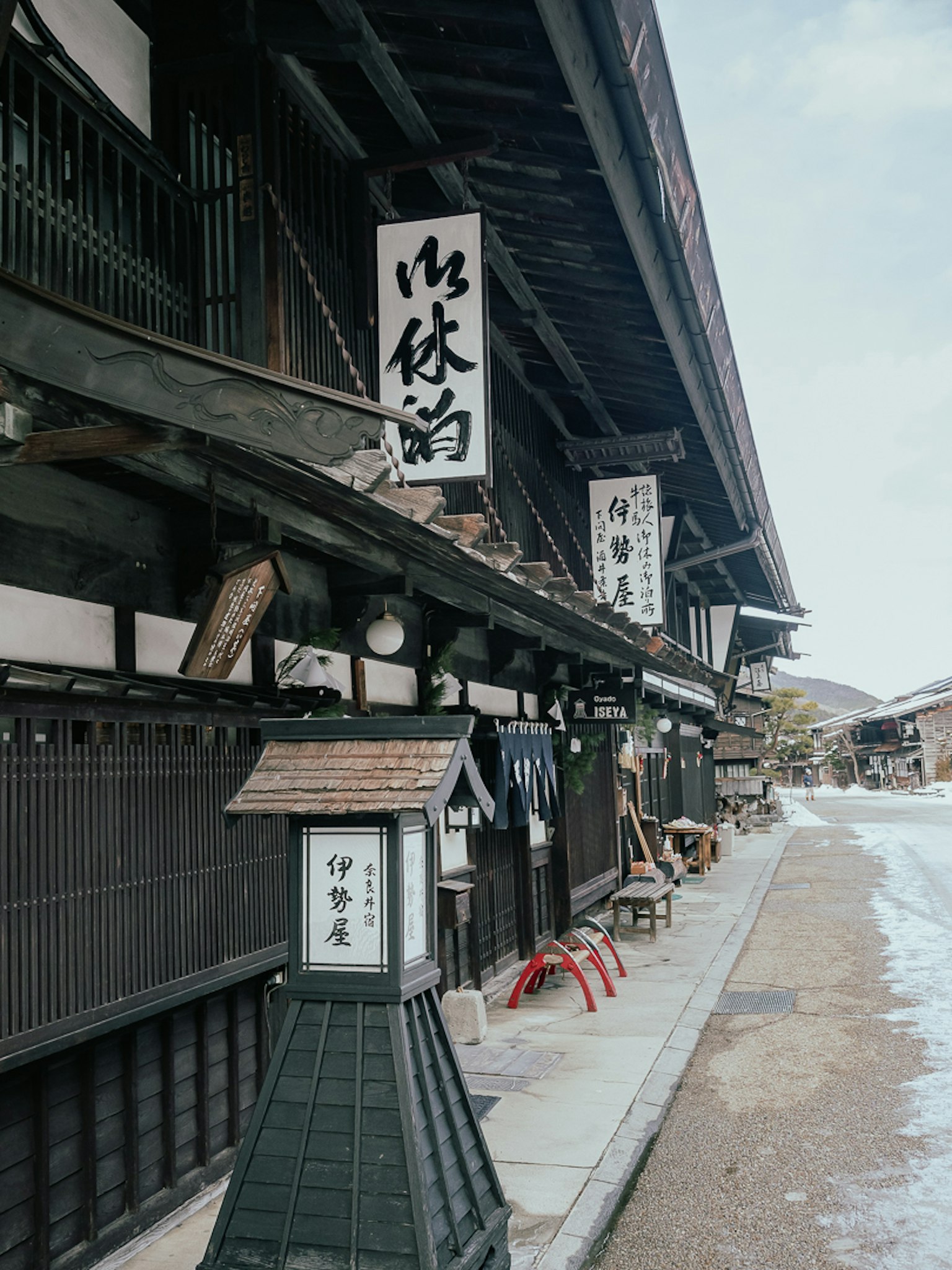 傳統日本旅館的外觀，特色是招牌和經典建築風格