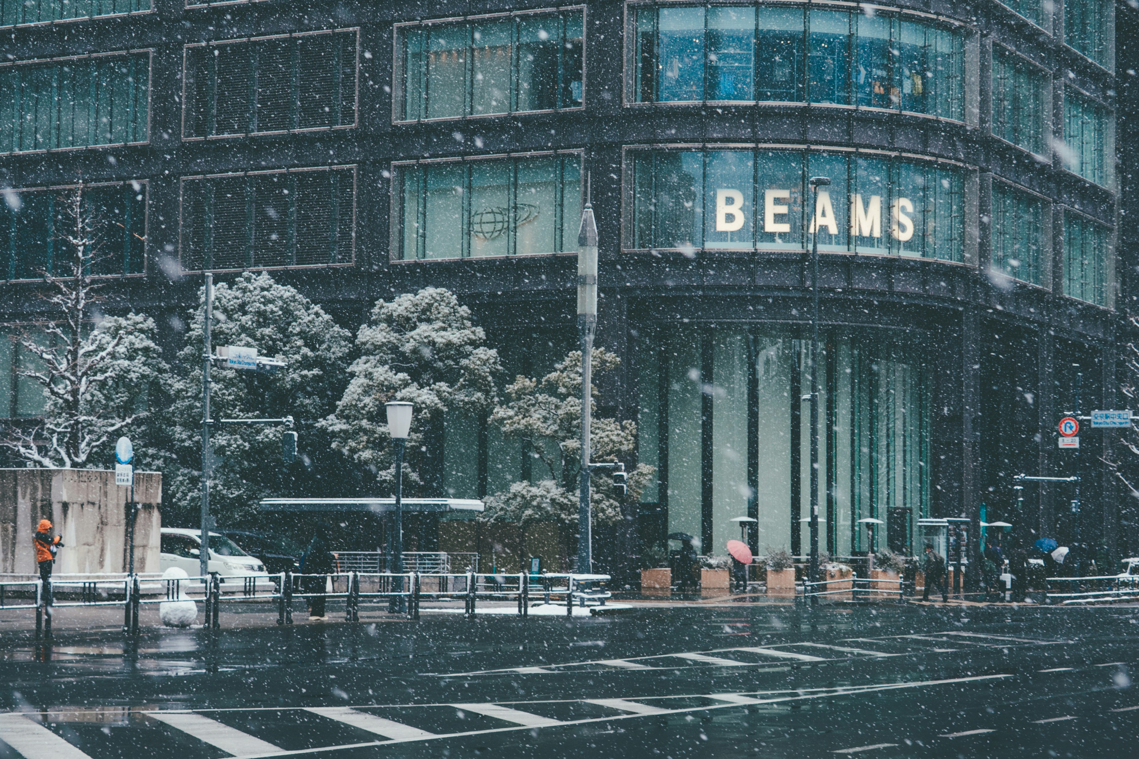 雪の降る東京・BEAMSのビル前の交差点