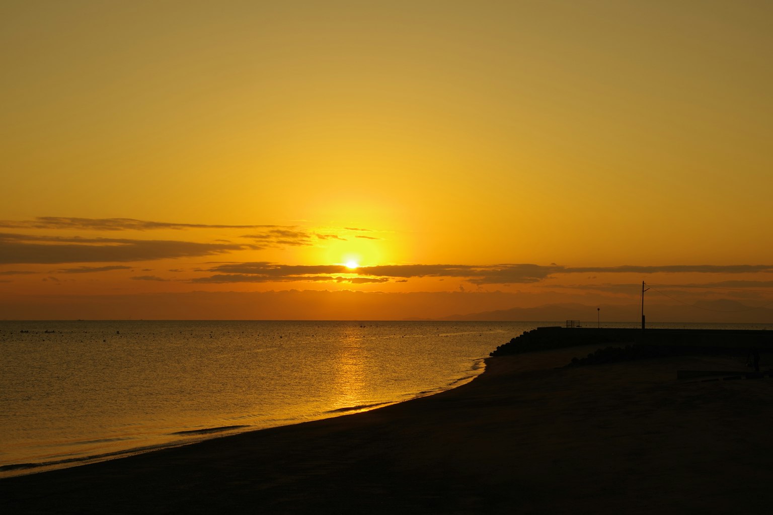 Hermoso atardecer sobre el océano con una playa de arena