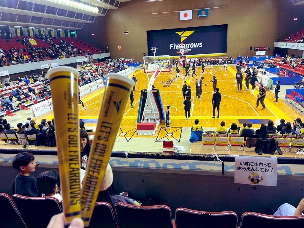 篮球比赛场馆内球员在球场上