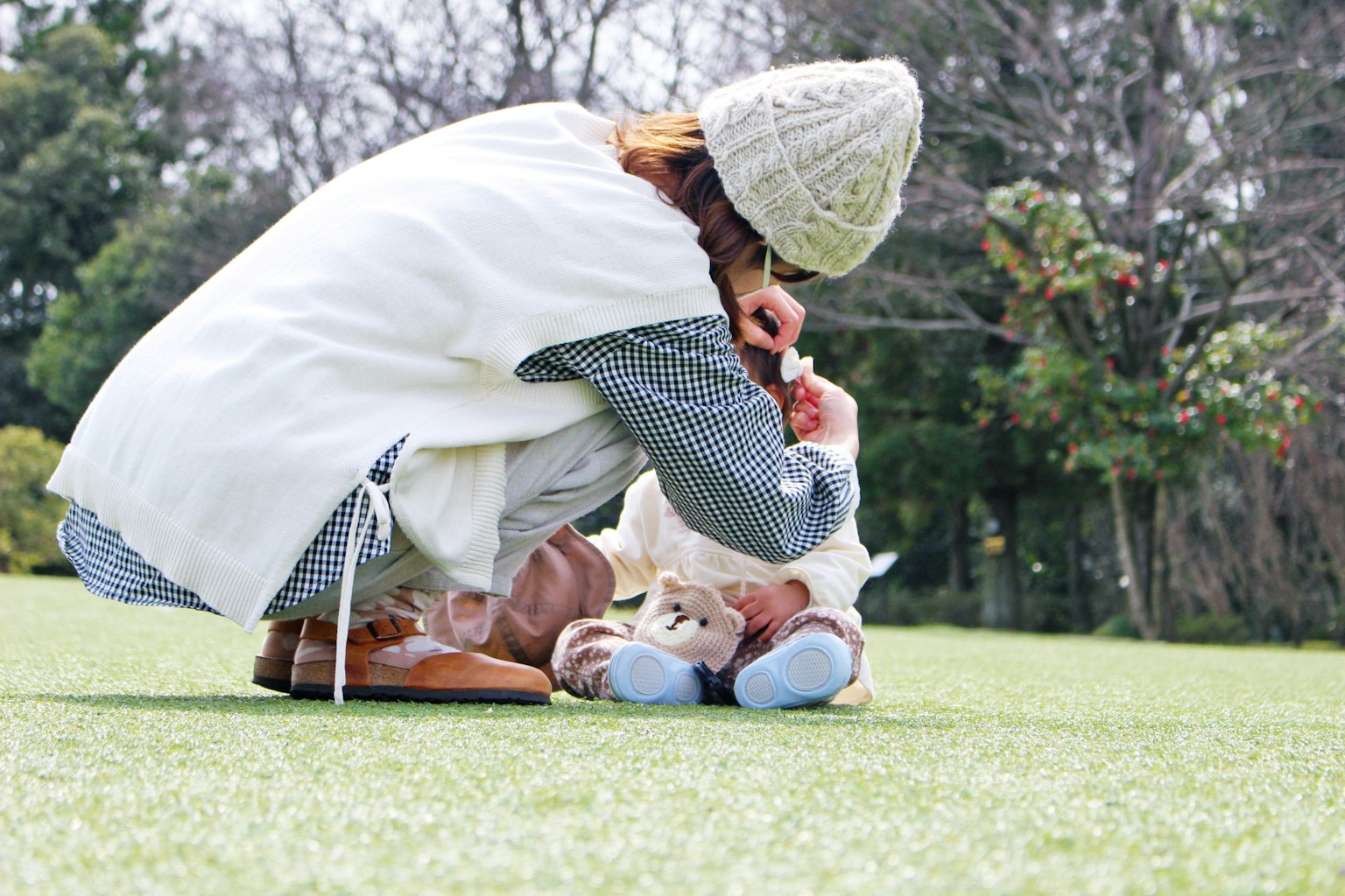 Eine Mutter kümmert sich um ihr Baby in einem Park