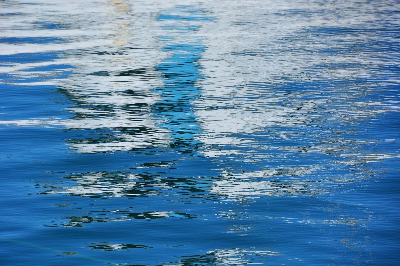 Reflet de lumière blanche sur une surface d'eau bleue
