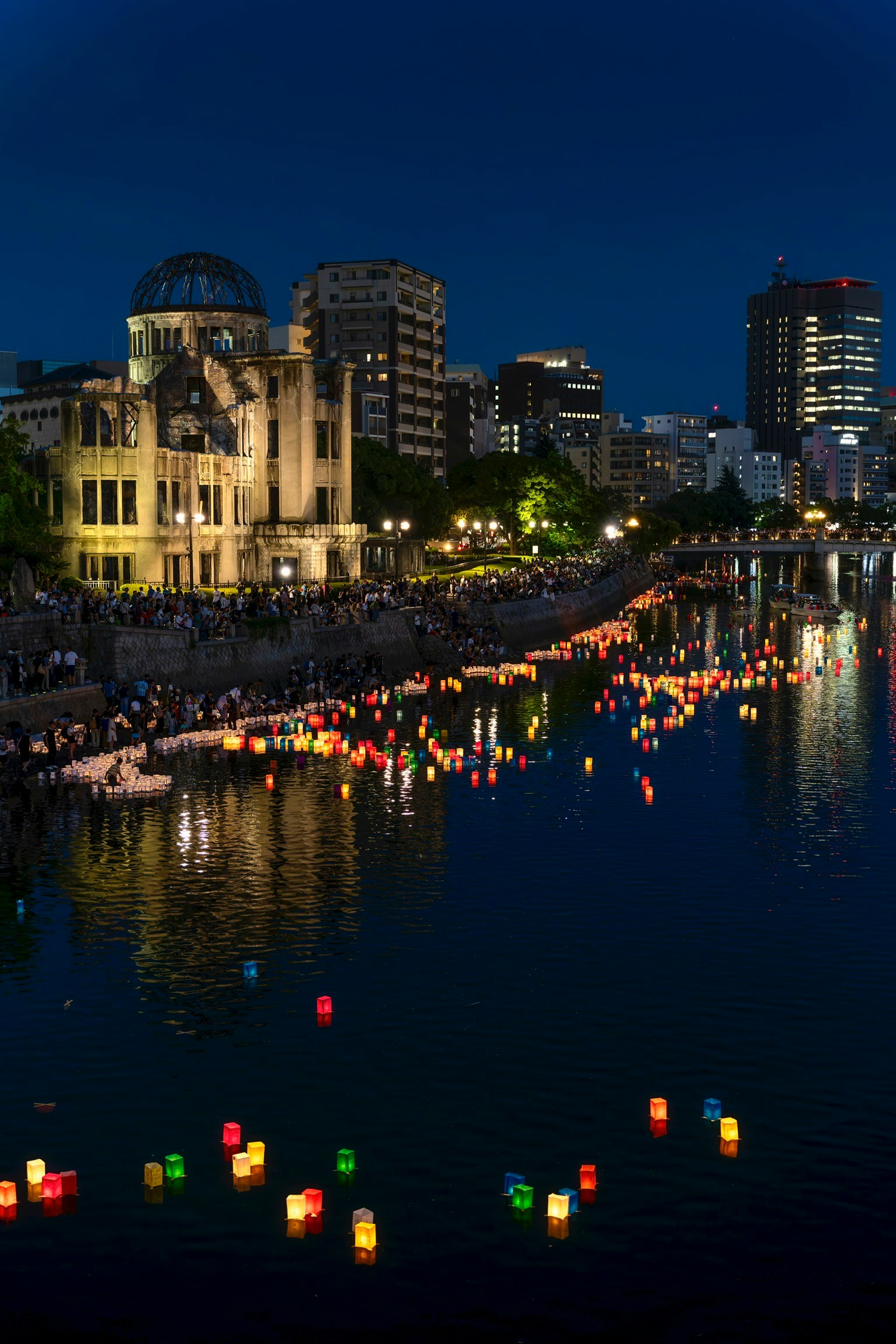 広島平和記念公園で灯籠が川面に浮かぶ夜の光景