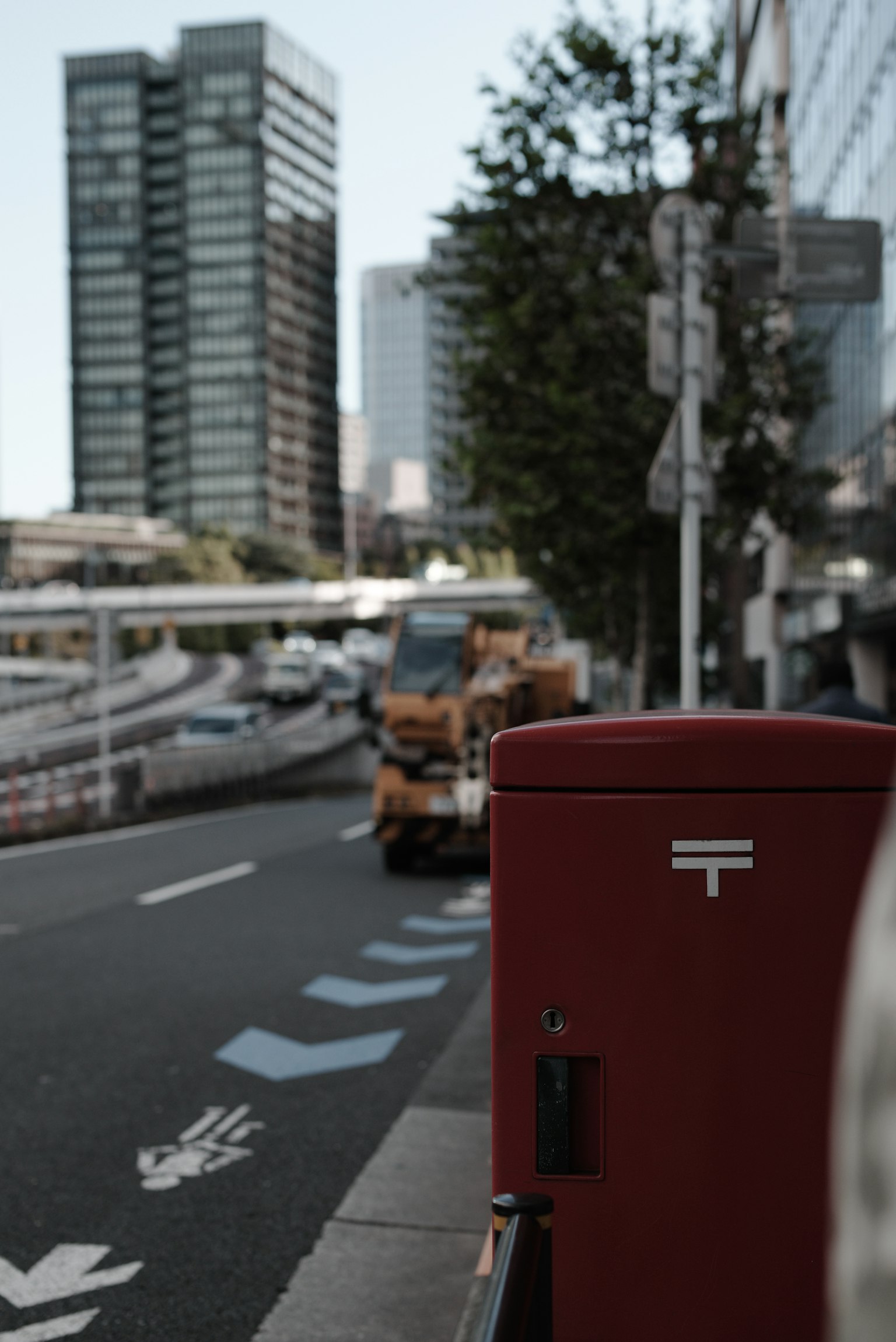 紅色郵筒與城市風景及建築物背景