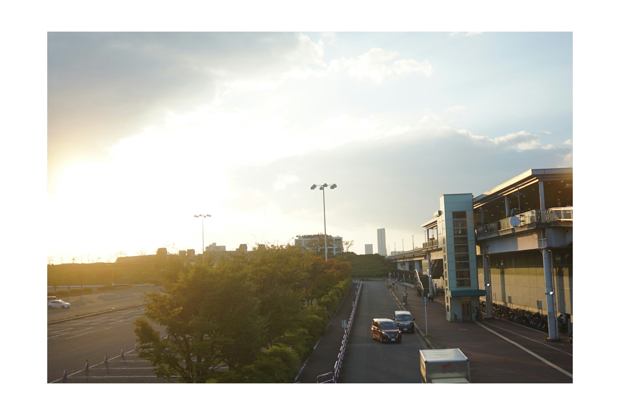 夕日に照らされた郊外の道路と建物の並び