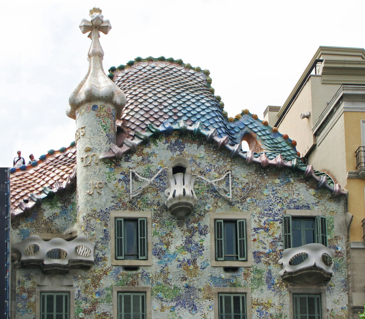 巴特罗之家屋顶和外立面的细节，带有彩色瓷砖和装饰元素