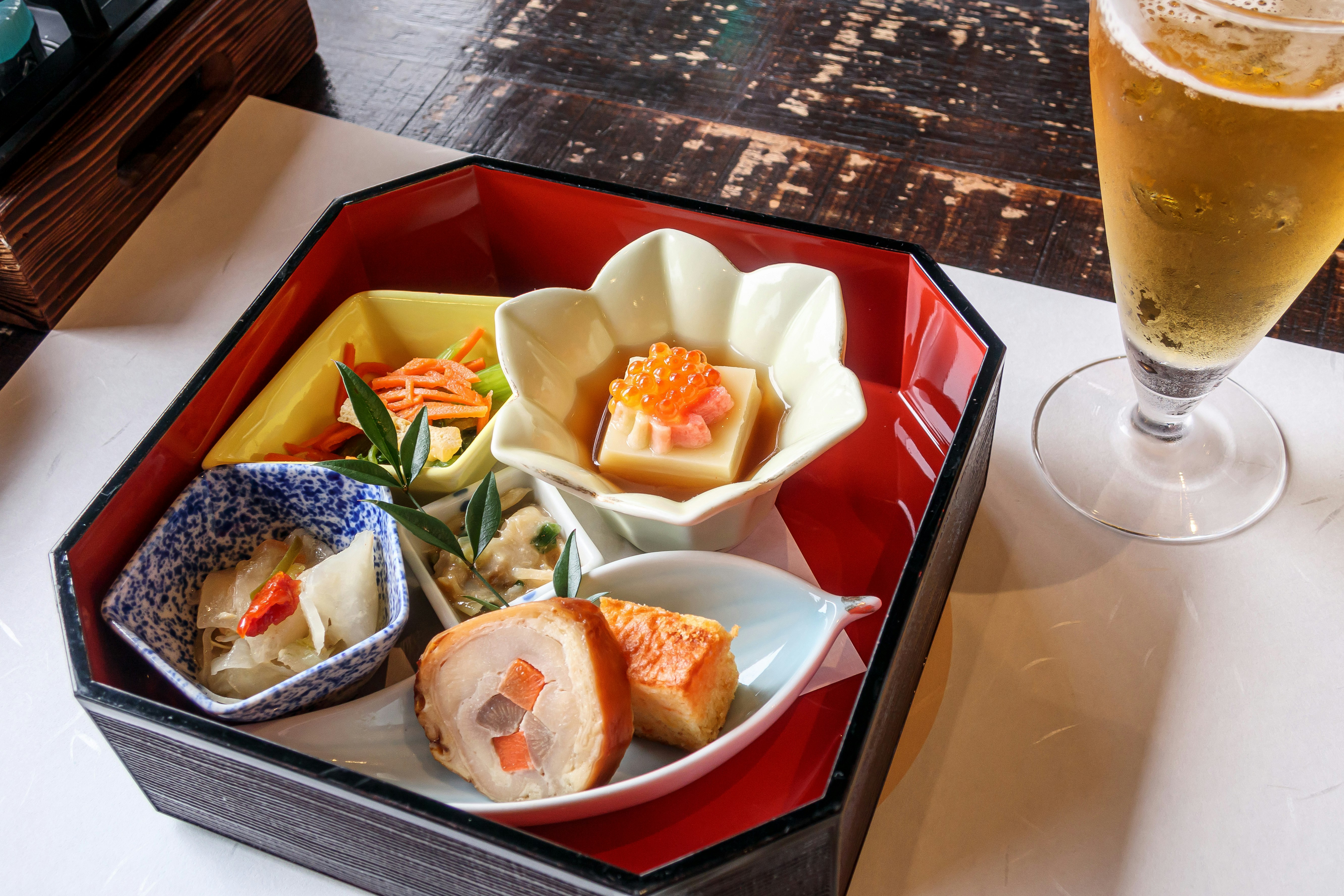 日式怀石料理小碟与啤酒