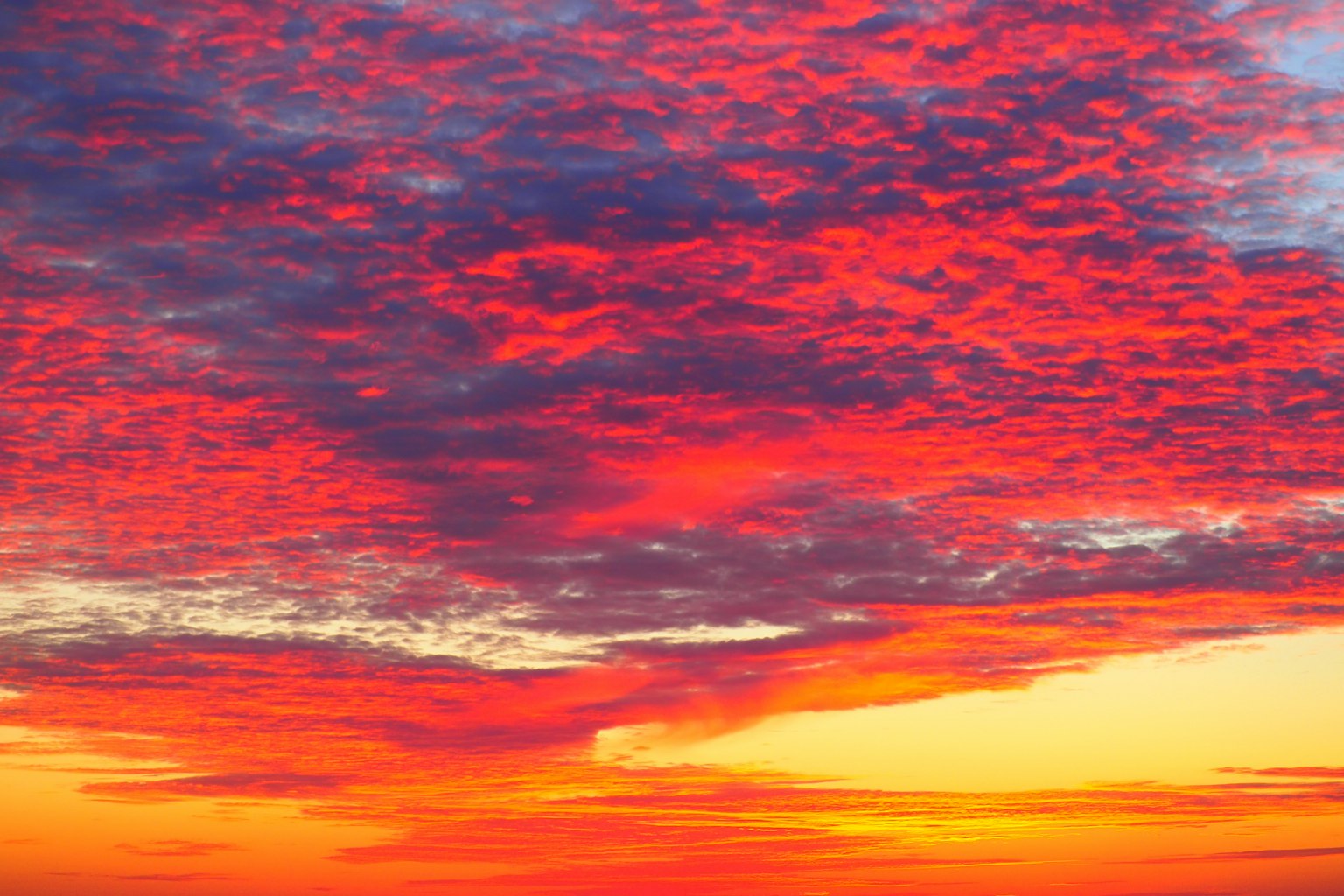 Bellissimo cielo al tramonto con vivaci tonalità di rosso e arancione