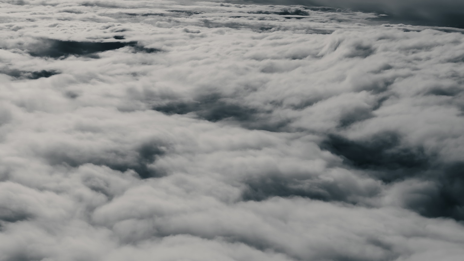 Vista aerea di nuvole dense con diverse sfumature di grigio
