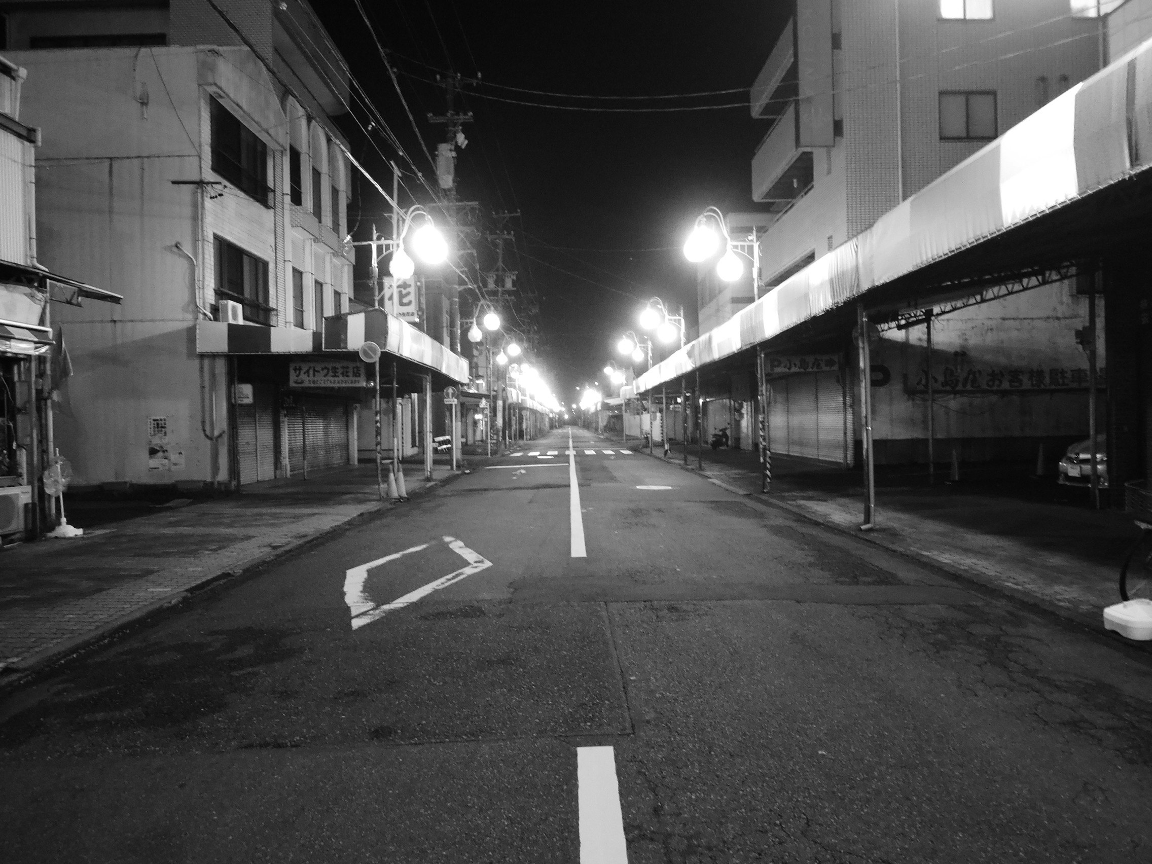 夜の商店街の通り