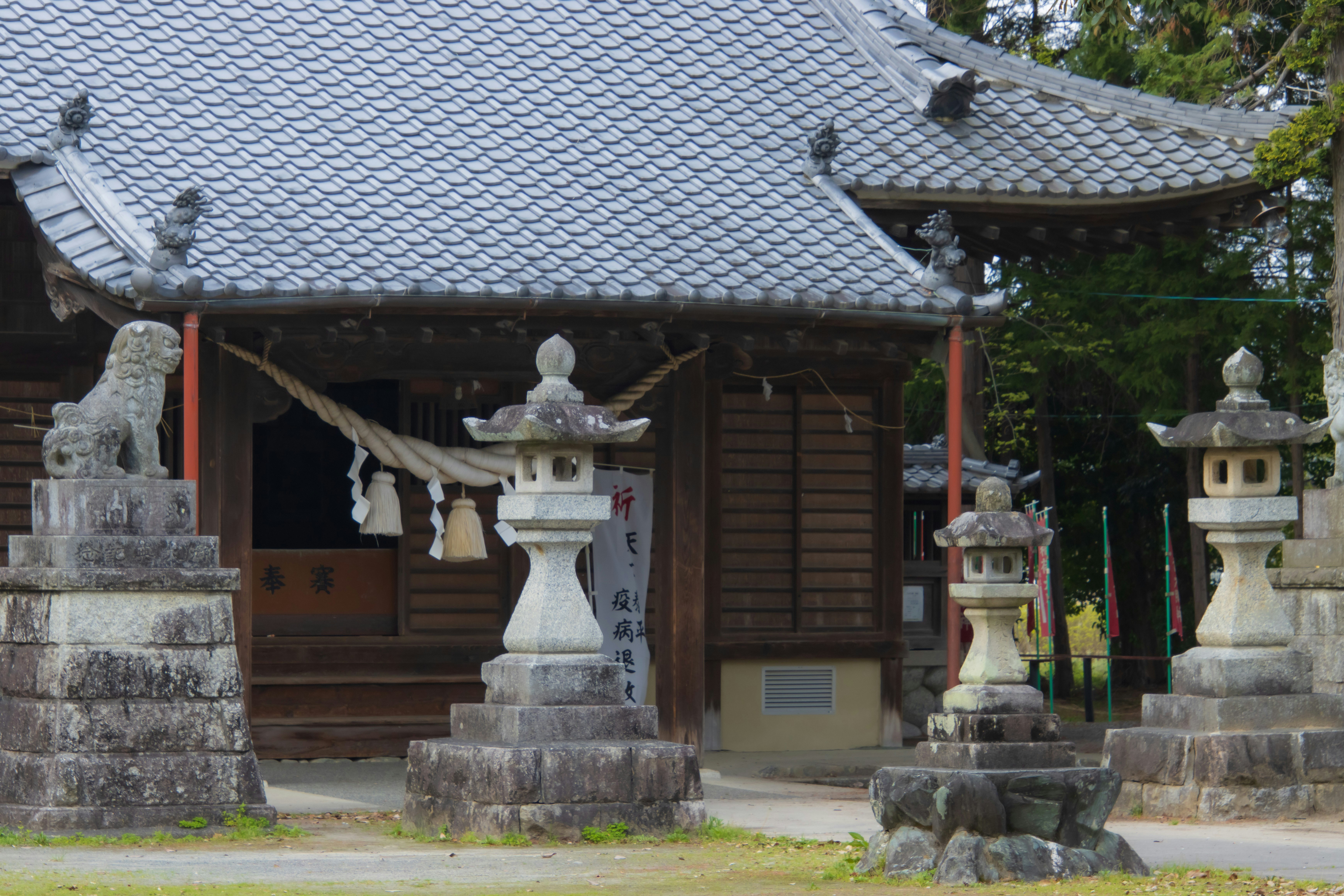 石燈籠與小型殿堂並列的神社庭院