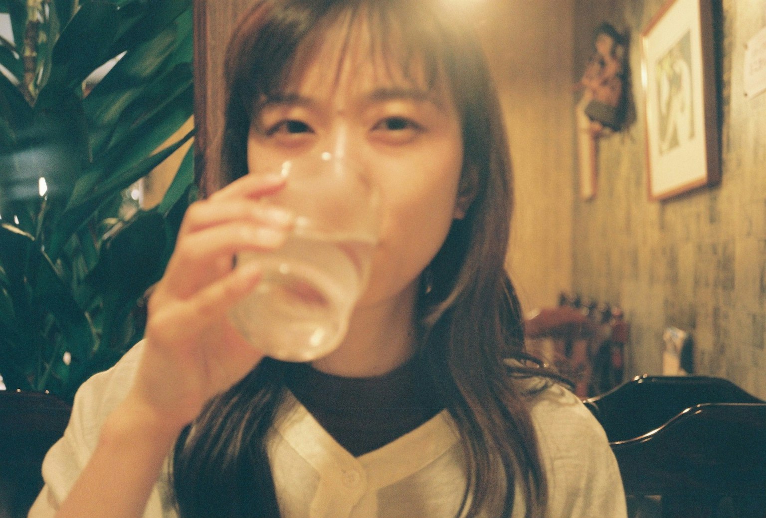 물 마시는 여성의 사진 아늑한 분위기에서 편안한 미소