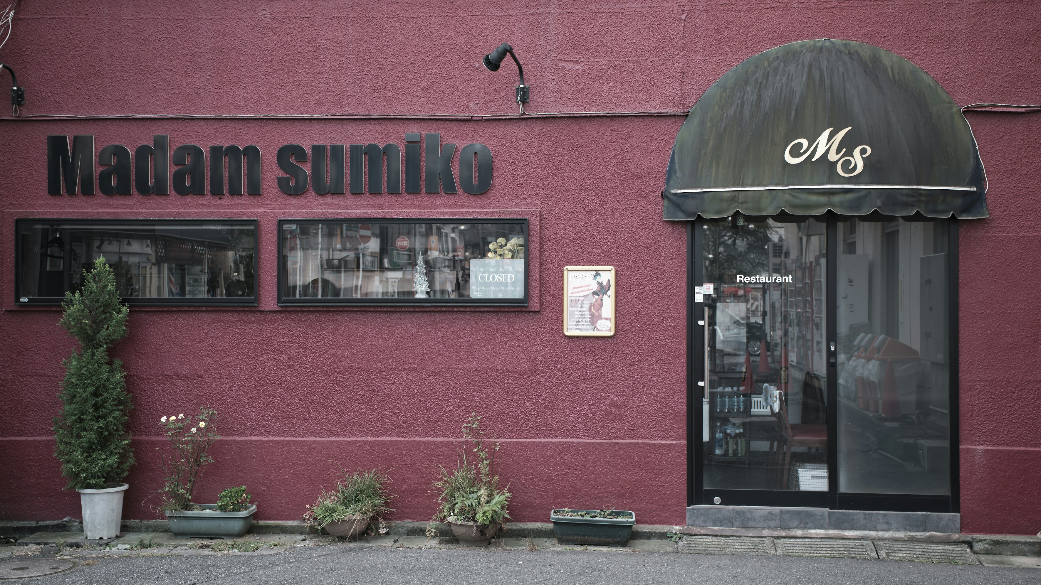 「Madam sumiko」看板のあるピンクの店舗外観