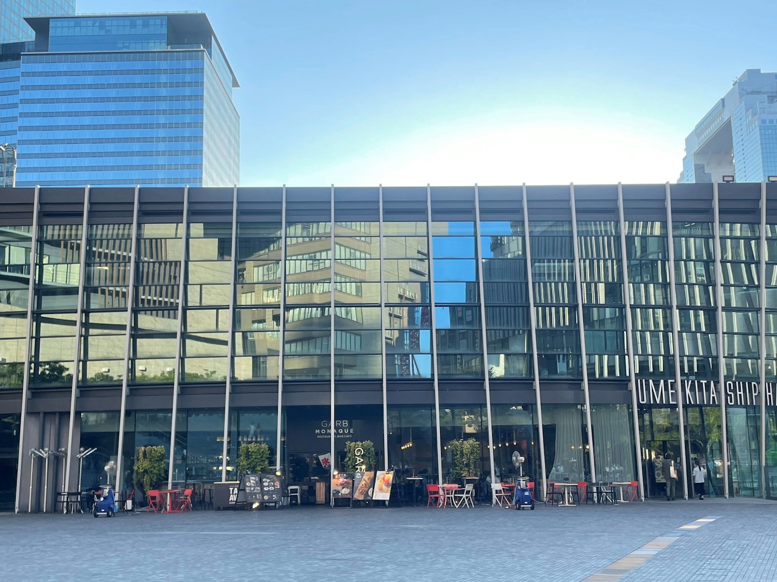 Edificio moderno con fachada de vidrio que refleja el paisaje circundante
