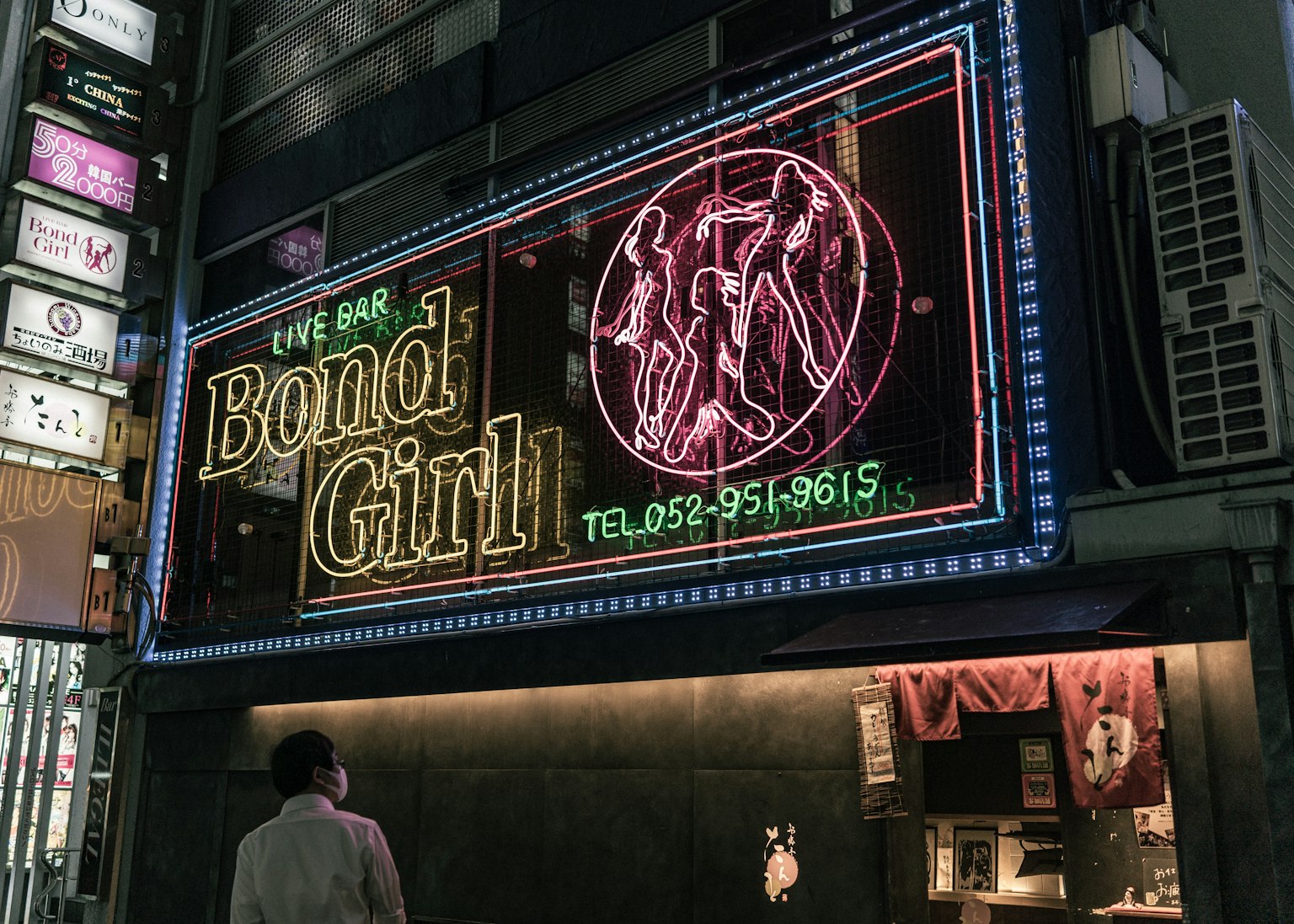 ป้ายไฟนีออนของร้าน Bond Girl