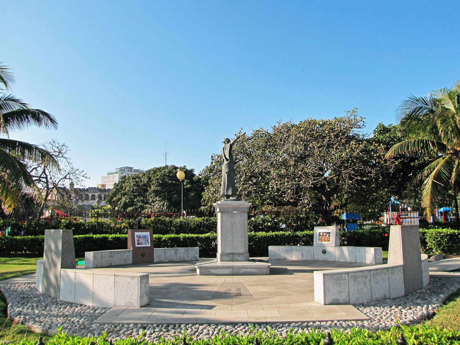 公園中央的雕像被郁郁蔥蔥的綠意環繞