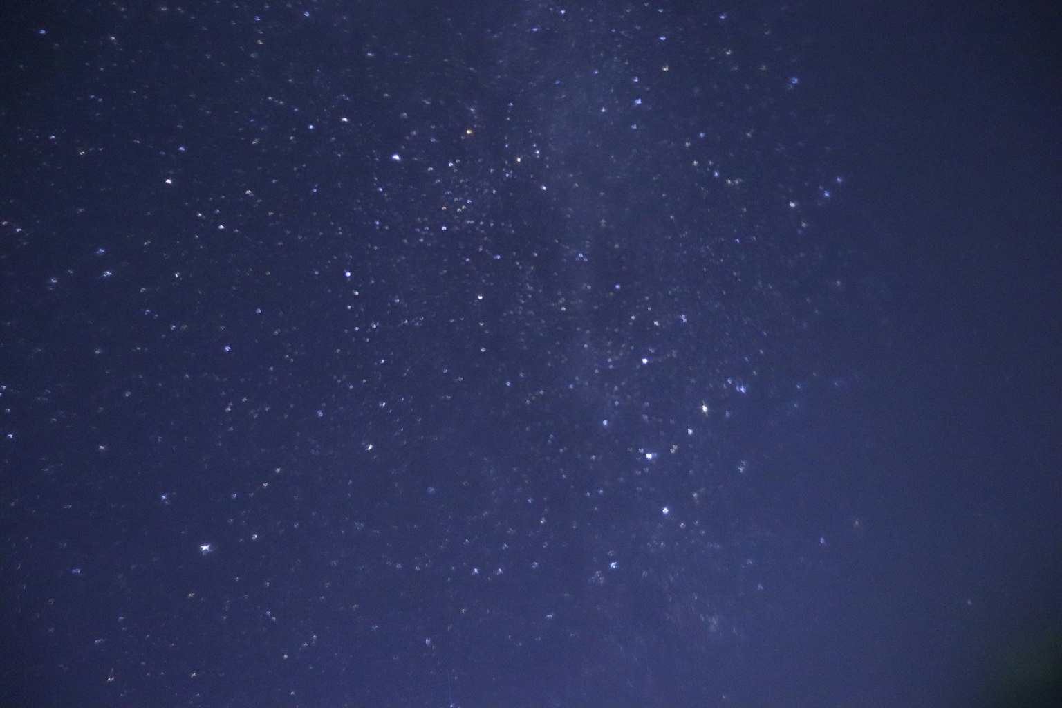 Photographie détaillée du ciel nocturne avec de nombreuses étoiles et des points brillants de la galaxie