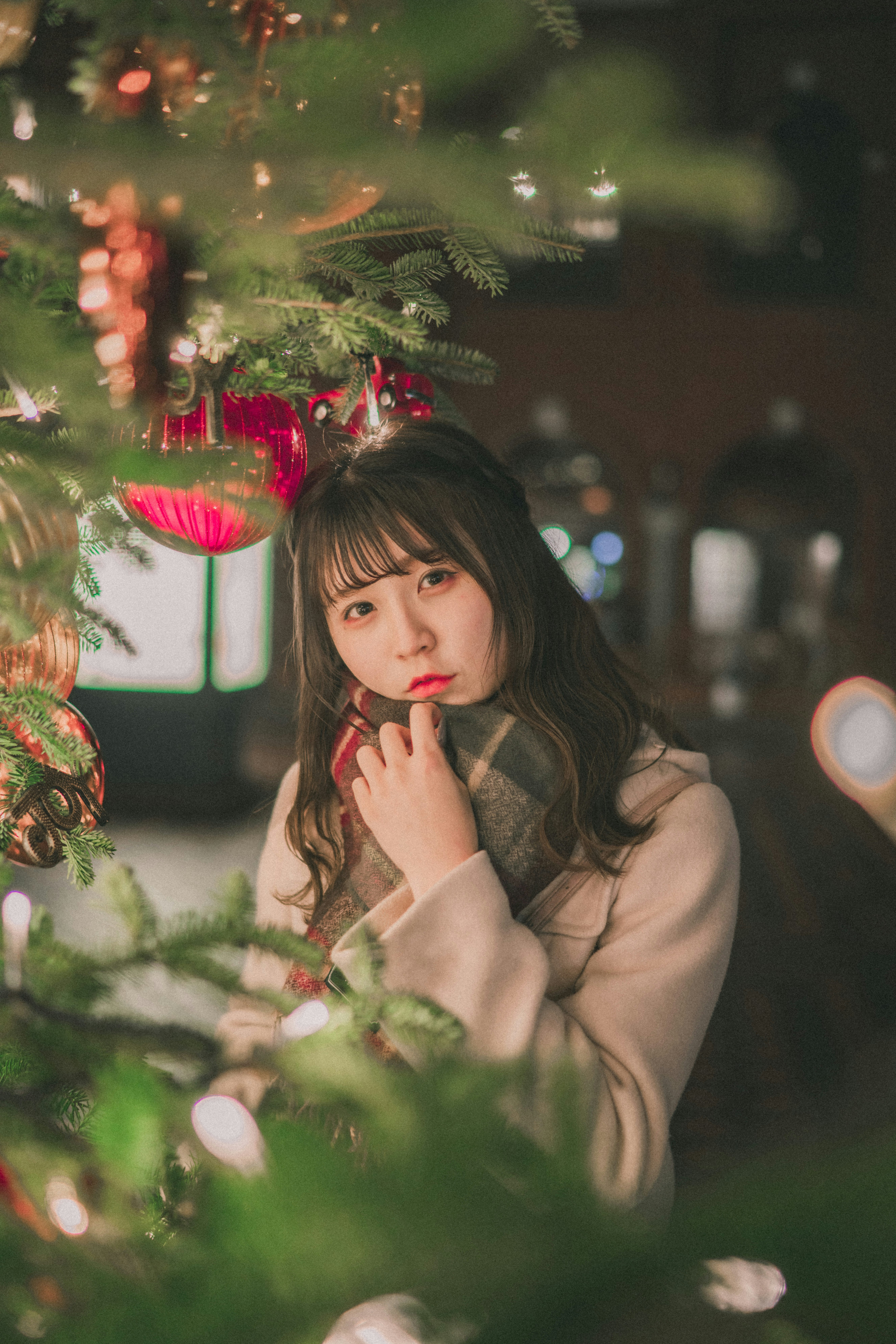 クリスマス飾りの前で微笑む女性のポートレート