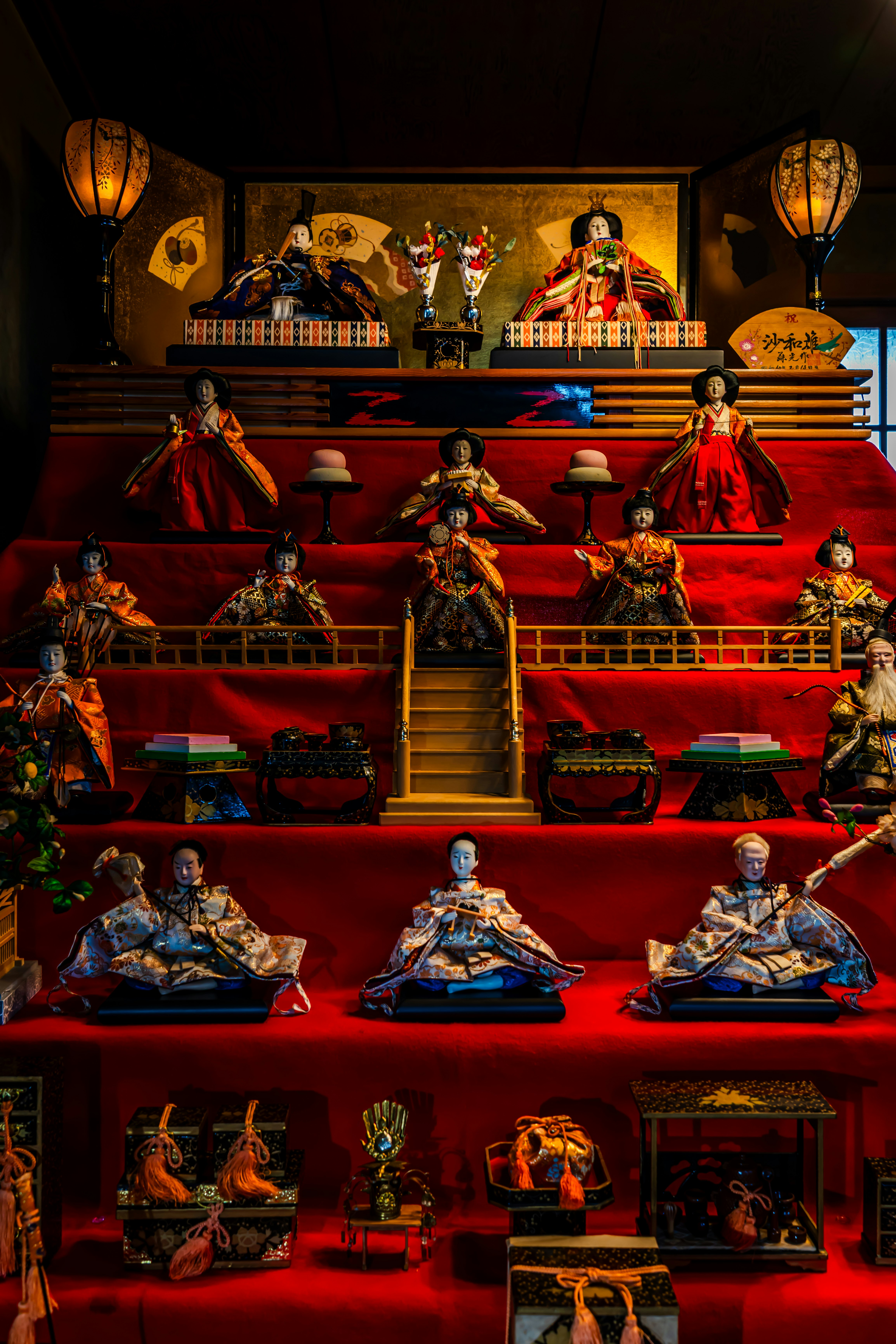 Pajangan boneka Hinamatsuri di tangga merah bertingkat