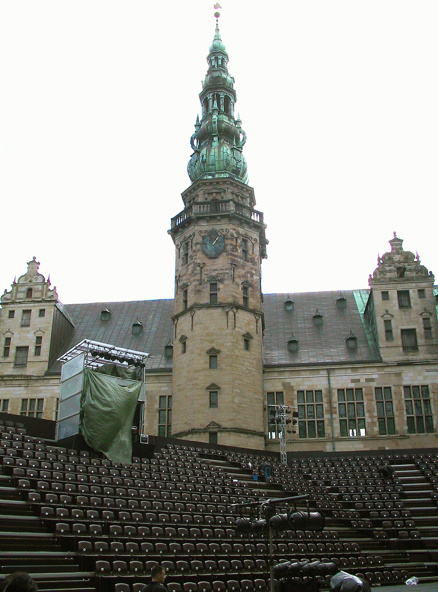 Vue de la tour du château de Kronborg et de l'espace de sièges