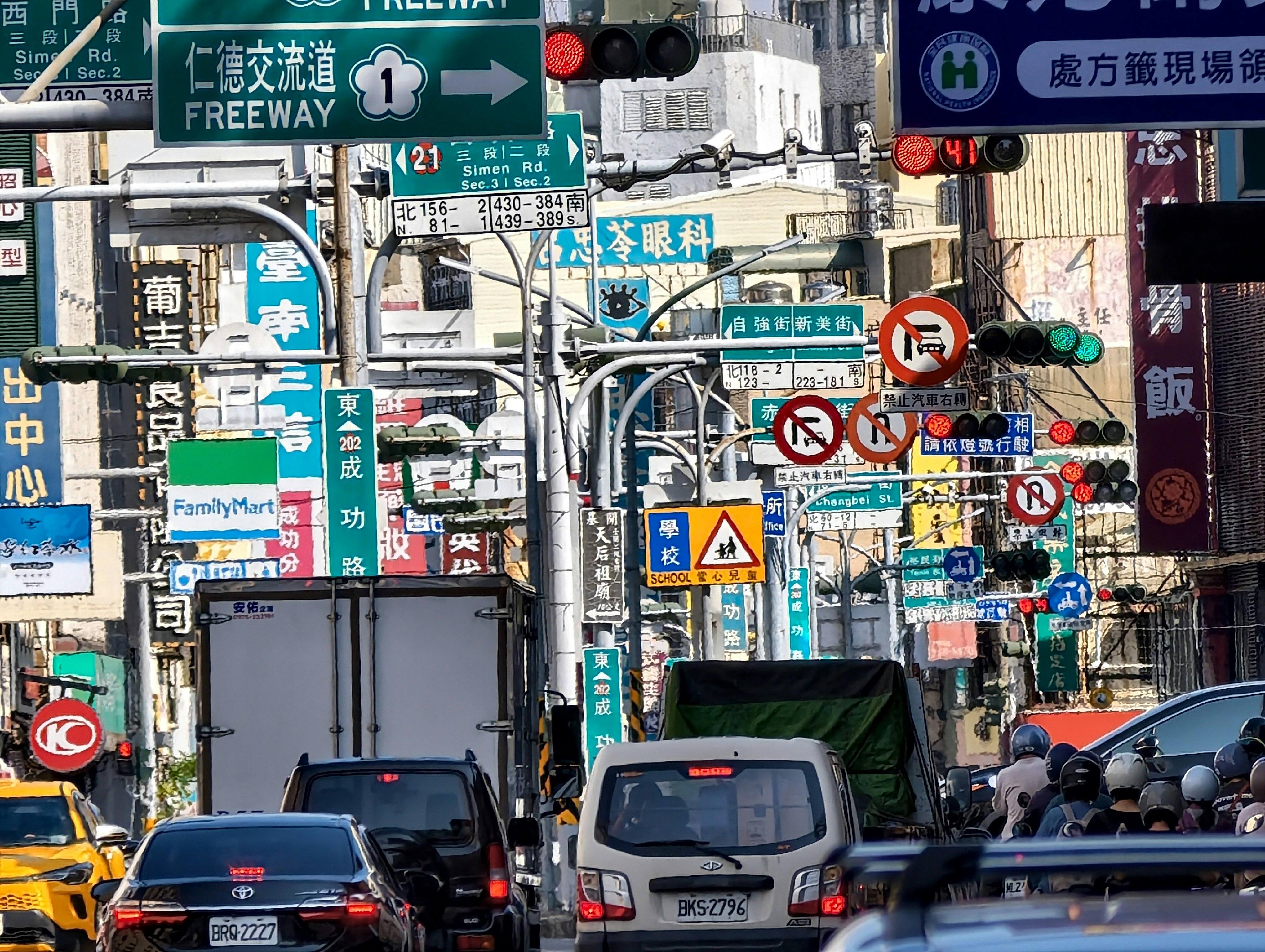 交通標識が多く並ぶ都市の風景 車両が行き交う繁忙な通り