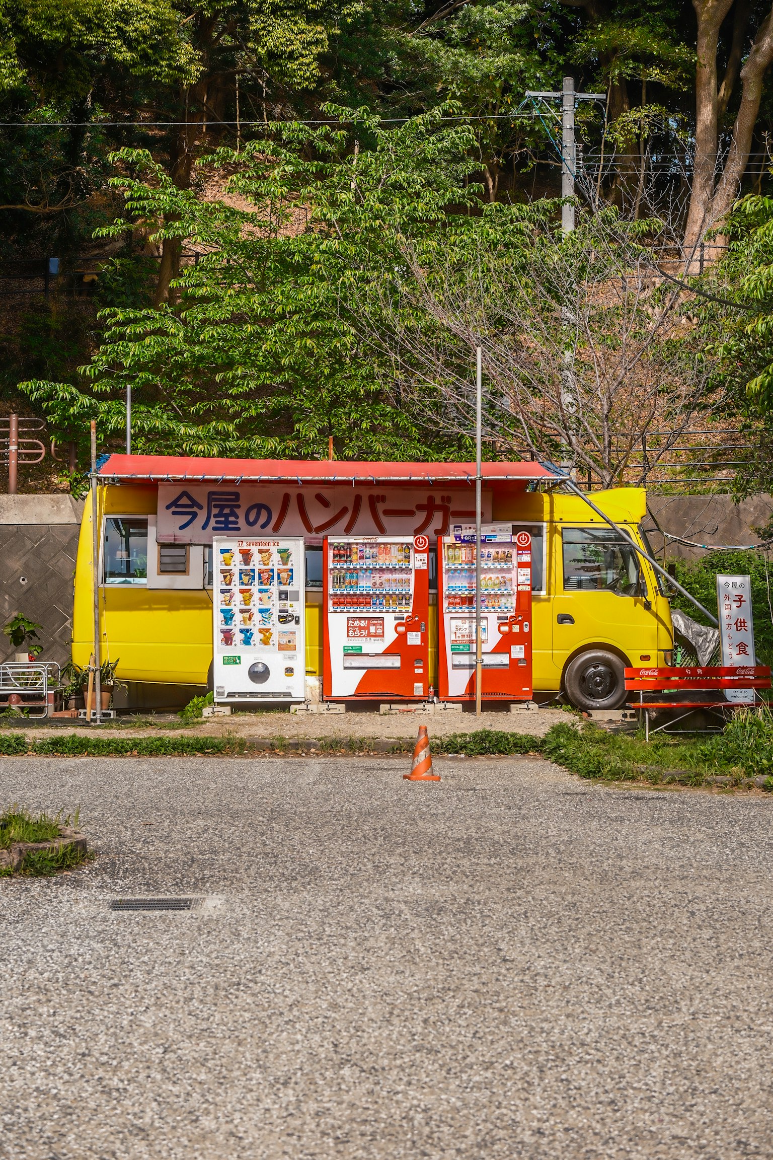 Camion giallo di vending parkeggiato in un parco con macchine colorate